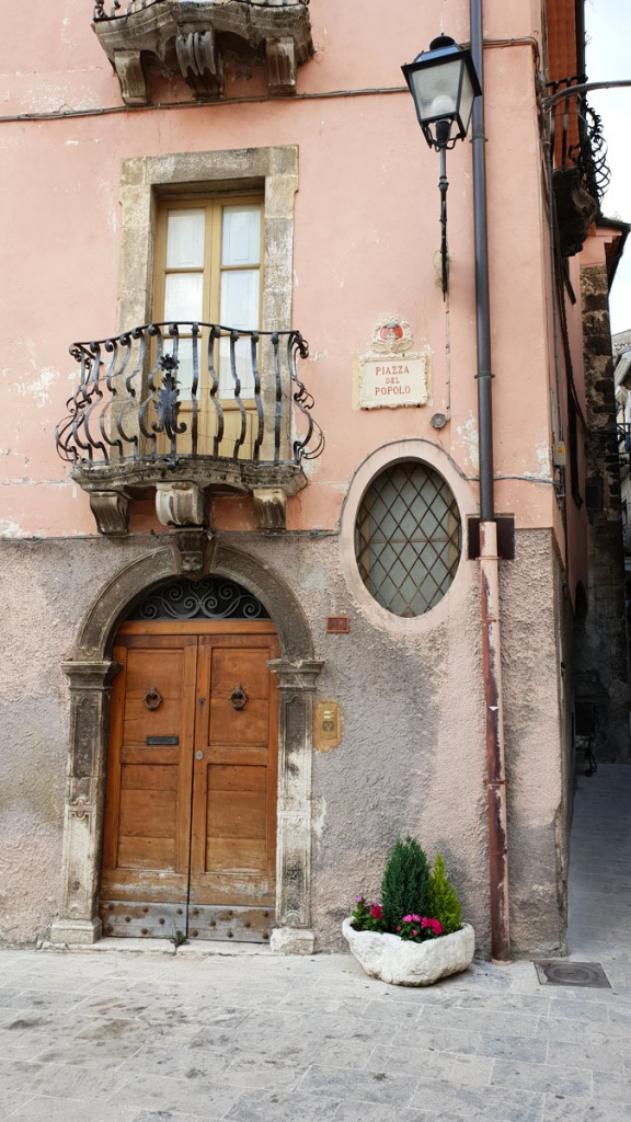 sehenswuerdigkeiten-pacentro-altstadt-haus" aria-describedby="gallery-5-11038" srcset="https://www.nicolos-reiseblog.de/wp-content/uploads/2019/07/sehenswuerdigkeiten-pacentro-altstadt-haus-576x1024.jpg 576w, https://www.nicolos-reiseblog.de/wp-content/uploads/2019/07/sehenswuerdigkeiten-pacentro-altstadt-haus-169x300.jpg 169w, https://www.nicolos-reiseblog.de/wp-content/uploads/2019/07/sehenswuerdigkeiten-pacentro-altstadt-haus-28x50.jpg 28w, https://www.nicolos-reiseblog.de/wp-content/uploads/2019/07/sehenswuerdigkeiten-pacentro-altstadt-haus.jpg 675w" sizes="(max-width: 576px) 100vw, 576px" data-wp-pid="11038" nopin="nopin"/></dt></noscript>
<dd class=
