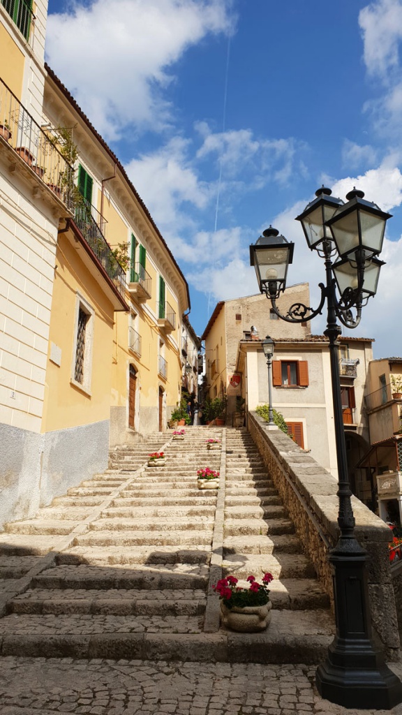 sehenswuerdigkeiten-pacentro-altstadt-treppe" aria-describedby="gallery-5-11040" srcset="https://www.nicolos-reiseblog.de/wp-content/uploads/2019/07/sehenswuerdigkeiten-pacentro-altstadt-treppe-576x1024.jpg 576w, https://www.nicolos-reiseblog.de/wp-content/uploads/2019/07/sehenswuerdigkeiten-pacentro-altstadt-treppe-169x300.jpg 169w, https://www.nicolos-reiseblog.de/wp-content/uploads/2019/07/sehenswuerdigkeiten-pacentro-altstadt-treppe-28x50.jpg 28w, https://www.nicolos-reiseblog.de/wp-content/uploads/2019/07/sehenswuerdigkeiten-pacentro-altstadt-treppe.jpg 675w" sizes="(max-width: 576px) 100vw, 576px" data-wp-pid="11040" nopin="nopin"/></dt></noscript>
<dd class=