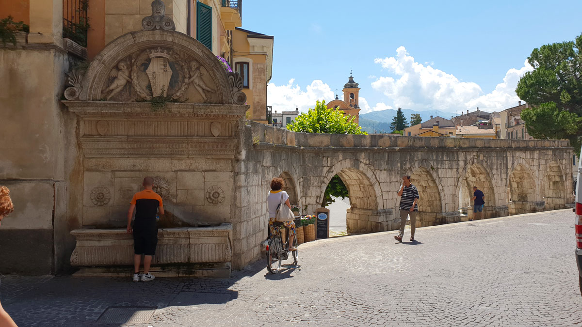 sehenswuerdigkeiten-sulmona-Piazza-Giuseppe-Garibaldi-aqaedukt-altstadt