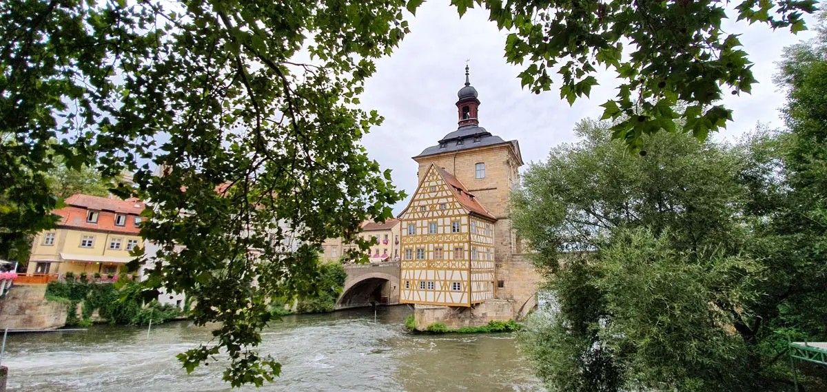 Was-muss-man-sehen-Bamberg-altes-rathaus-fluss