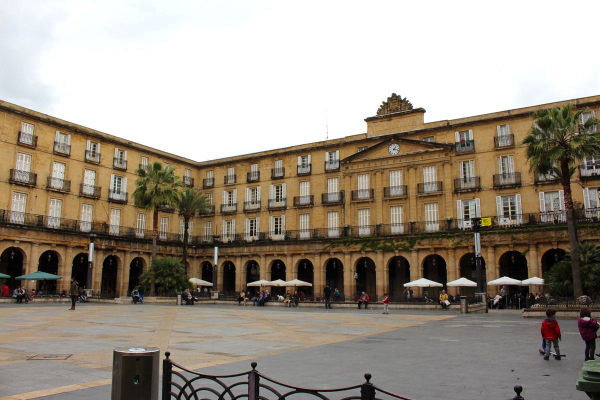 Was-muss-man-sehen-Bilbao-Plaza-Nueva