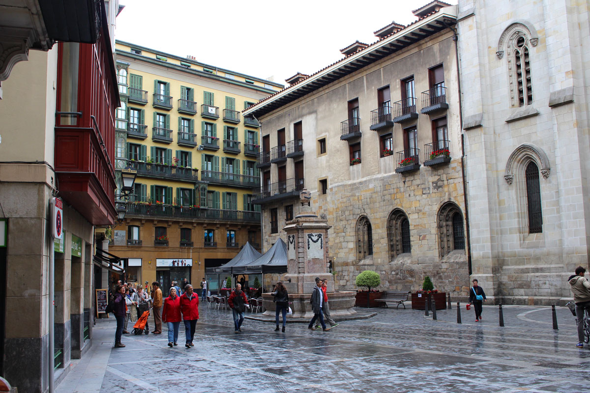 Was-muss-man-sehen-Bilbao-altstadt-Casco-Viejo-platz