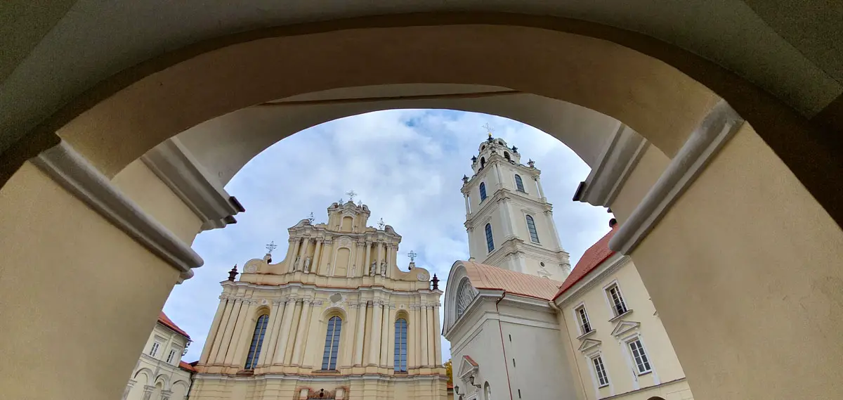 Was-in-Vilnius-sehen-Kathedrale-St-Johanniskirche-aussen