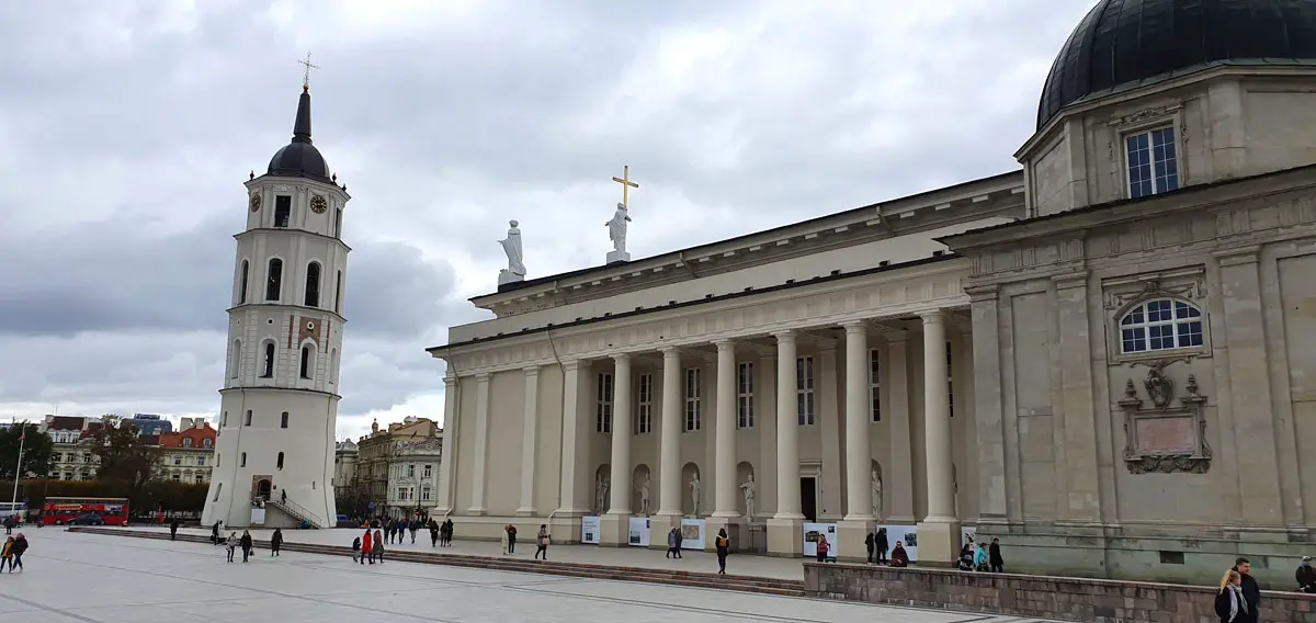 Was-in-Vilnius-sehen-Kathedrale-St-Stanislaus-aussen