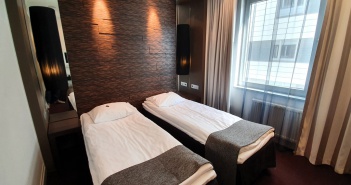 hotel-riga-tallink-hotel-room "srcset =" https://www.nicolos-reiseblog.de/wp-content/uploads/2019/10/hotel-riga-tallink-hotel-zimmer-351x185.jpg 351w, https://www.nicolos-reiseblog.de/wp-content/uploads/2019/10/hotel-riga-tallink-hotel-zimmer-600x315.jpg 600w "sizes =" (max-breedte: 351px) 100vw, 351px "data-wp-pid =" 11423 "nopin =" nopin "/></dt></noscript>
</dl>
<dl class=
