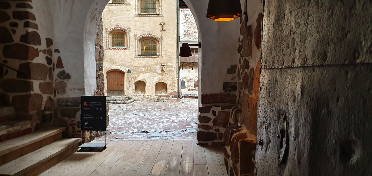 was-muss-man-in-turku-gesehen-haben-burg-turku-gang