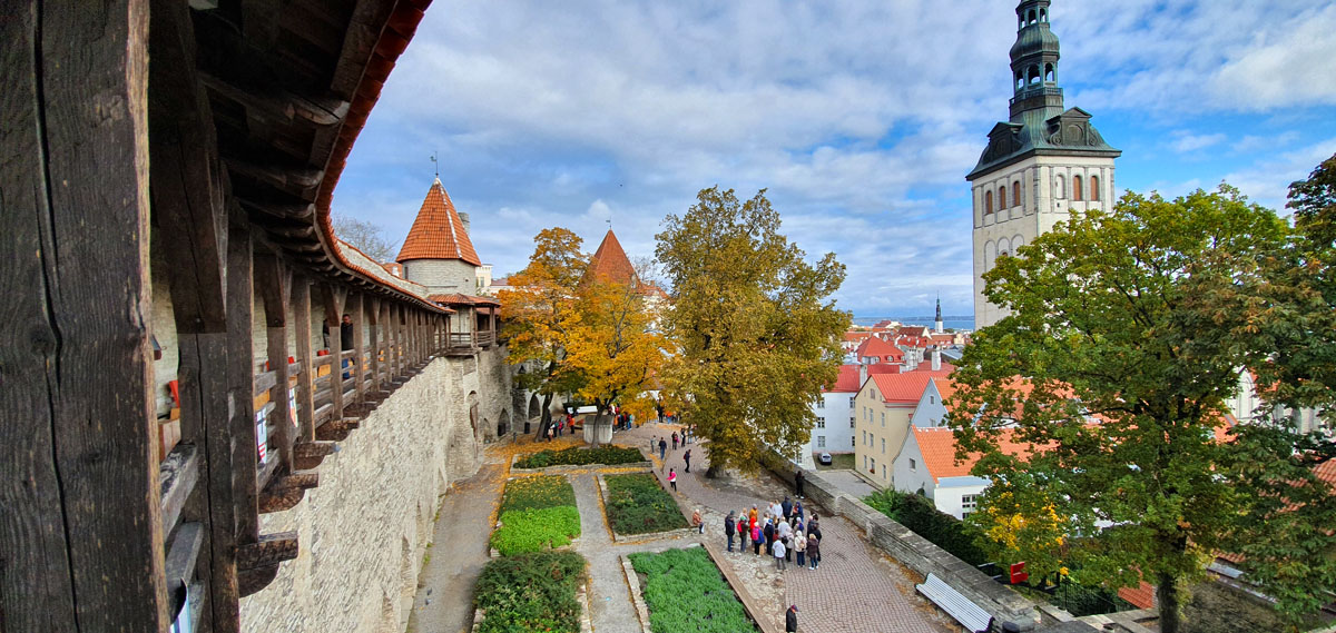 was-muss-man-sehen-in-tallinn-stadtmauer-gang