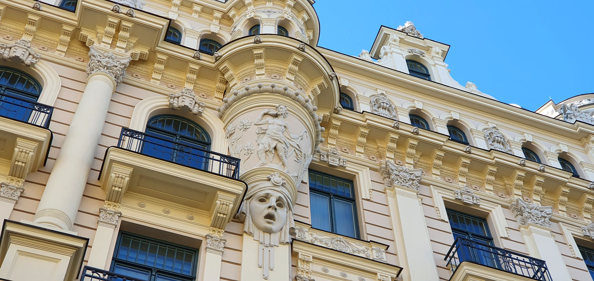 was-sehen-in-riga-Jugendstilarchitektur-Klusais-centrs-fassade-beige