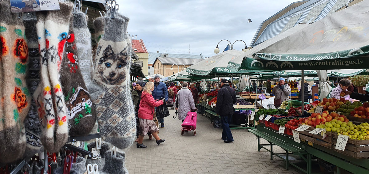 what-see-in-riga-central-market-negu-iela-out "width =" 1200 "height =" 568 "data-wp-pid =" 11415 "srcset =" https://www.nicolos-reiseblog.de/ wp-content / uploads / 2019/10 / what-seeing-in-riga-Central-market-Negu-iela-aussen.jpg 1200w, https://www.nicolos-reiseblog.de/wp-content/uploads/2019/10 /was-sehen-in-riga-Zentralmarkt-Negu-iela-aussen-300x142.jpg 300w, https://www.nicolos-reiseblog.de/wp-content/uploads/2019/10/was-sehen-in- riga-Zentralmarkt-Negu-iela-outside-1024x485.jpg 1024w, https://www.nicolos-reiseblog.de/wp-content/uploads/2019/10/was-sehen-in-riga-Zentralmarkt-Negu-iela -Outside-50x24.jpg 50w, https://www.nicolos-reiseblog.de/wp-content/uploads/2019/10/was-sehen-in-riga-Zentralmarkt-Negu-iela-aussen-800x379.jpg 800w "sizes =" (max-breedte: 1200px) 100vw, 1200px "/></noscript></p>
<hr/>
<h2>5 | Art Nouveau-architectuur in Klusais centrs</h2>
<p>In de wijk Klusais centrs, wat "het rustige centrum" betekent, kan ik prachtige gebouwen in de Art Nouveau-stijl bewonderen tijdens een wandeling door de straten Elizabetes iela en Alberta iela.</p>
<p><span style=