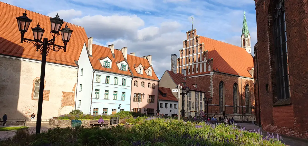 what-to-see-in-riga-oldtown "width =" 1200 "height =" 568 "data-wp-pid =" 11425 "srcset =" https://www.nicolos-reiseblog.de/wp-content/uploads/ 2019/10 / what-seeing-in-riga-altstadt.jpg 1200w, https://www.nicolos-reiseblog.de/wp-content/uploads/2019/10/was-sehen-in-riga-altstadt-300x142 .jpg 300w, https://www.nicolos-reiseblog.de/wp-content/uploads/2019/10/was-sehen-in-riga-altstadt-1024x485.jpg 1024w, https: //www.nicolos-reiseblog .com / wp-content / uploads / 2019/10 / what-seeing-in-riga-old-city-50x24.jpg 50w, https://www.nicolos-reiseblog.de/wp-content/uploads/2019/10/ what-see-in-riga-old-town-800x379.jpg 800w "data-lazy-sizes =" (max-breedte: 1200px) 100vw, 1200px "src =" https://www.nicolos-reiseblog.de/wp- content / uploads / 2019/10 / what-see-in-riga-altstadt.jpg "/></p>
<p><noscript><img decoding=