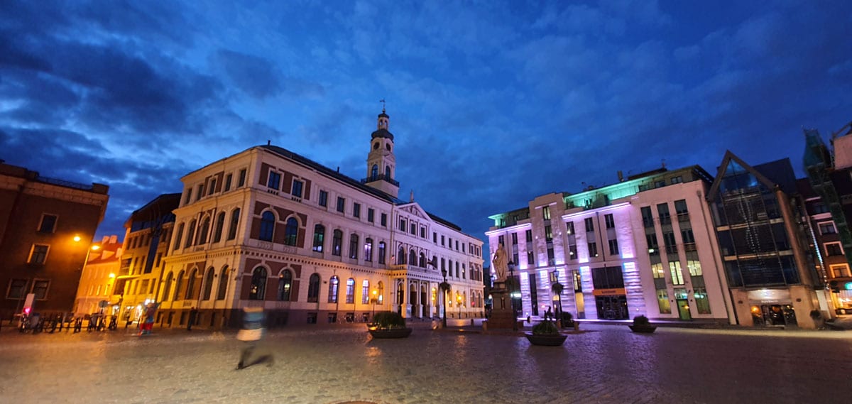 what-to-see-in-riga-rathausplatz "width =" 1200 "height =" 569 "data-wp-pid =" 11407 "srcset =" https://www.nicolos-reiseblog.de/wp-content/uploads/ 2019/10 / what-see-in-riga-rathausplatz.jpg 1200w, https://www.nicolos-reiseblog.de/wp-content/uploads/2019/10/was-sehen-in-riga-rathausplatz-300x142 .jpg 300w, https://www.nicolos-reiseblog.de/wp-content/uploads/2019/10/was-sehen-in-riga-rathausplatz-1024x486.jpg 1024w, https: //www.nicolos-reiseblog .com / wp-content / uploads / 2019/10 / wat-te-zien-in-riga-rathausplatz-50x24.jpg 50w, https://www.nicolos-reiseblog.de/wp-content/uploads/2019/10/ what-see-in-riga-rathausplatz-800x379.jpg 800w "sizes =" (max-breedte: 1200px) 100vw, 1200px "/></noscript></p><hr/><h2>4 | Centrale markt in Nēģu iela</h2><p>Natuurlijk mis ik, zoals op veel van mijn reizen, de centrale markt van de stad niet. Dit ligt op slechts enkele minuten van de oude stad en werd geopend in 1930. <span style=