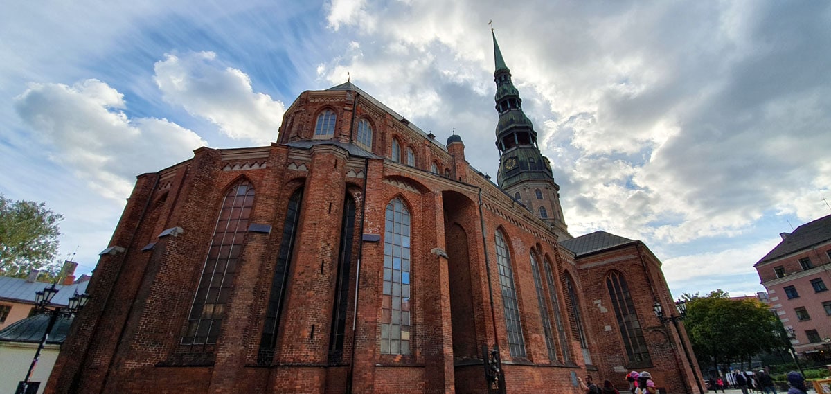 what-see-in-riga-st.peter church "width =" 1200 "height =" 569 "data-wp-pid =" 11411 "srcset =" https://www.nicolos-reiseblog.de/wp-content/ uploads / 2019/10 / what-see-in-riga-st.petrikirche.jpg 1200w, https://www.nicolos-reiseblog.de/wp-content/uploads/2019/10/was-sehen-in-riga -st.petrikirche-300x142.jpg 300w, https://www.nicolos-reiseblog.de/wp-content/uploads/2019/10/was-sehen-in-riga-st.petrikirche-1024x486.jpg 1024w, https : //www.nicolos-reiseblog.de/wp-content/uploads/2019/10/was-sehen-in-riga-st.petrikirche-50x24.jpg 50w, https://www.nicolos-reiseblog.de/ wp-content / uploads / 2019/10 / what-seeing-in-riga-st.petrikirche-800x379.jpg 800w "sizes =" (max-breedte: 1200px) 100vw, 1200px "/></noscript></p>
<hr/>
<h2>3 | Blackheads House en Town Hall Square</h2>
<p>Een ander hoogtepunt in de oude binnenstad van Riga is het Blackheads House, gebouwd in 1334 met het aangrenzende Stadhuisplein. Het huis in gotische stijl met puntdak, rijk versierde gevel met sculpturen en reliëfs en een astronomische klok, is vanaf de buitenkant al het bekijken waard.</p>
<p>Maar een bezoek aan het museum in het Blackheads House en de interieurs en balzalen is spannend. Hier leer ik ook iets meer over de Blackhead Brotherhood. Dit gaf het huis zijn naam.</p>
<h3>Plaats van uitvoering voor de beul</h3>
<p>Stap uit op het Stadhuisplein, met zijn donkere geschiedenis. Het plein diende als een locatie voor markten, festivals en toernooien, namelijk als een voormalige plaats van uitvoering voor de beul. <span style=