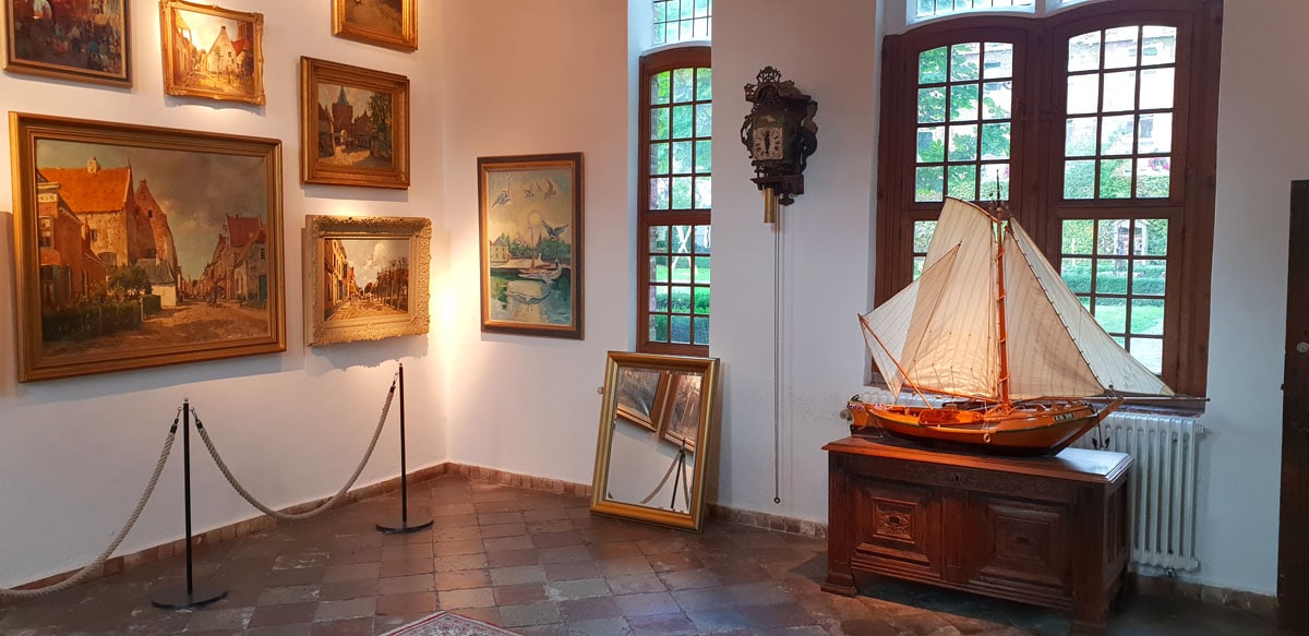 Holland-rundreise-hansestaedte-elburg-Museum-Elburg-stadtgeschichte" width="1200" height="583" data-wp-pid="11562" srcset="https://www.nicolos-reiseblog.de/wp-content/uploads/2019/11/Holland-rundreise-hansestaedte-elburg-Museum-Elburg-stadtgeschichte.jpg 1200w, https://www.nicolos-reiseblog.de/wp-content/uploads/2019/11/Holland-rundreise-hansestaedte-elburg-Museum-Elburg-stadtgeschichte-300x146.jpg 300w, https://www.nicolos-reiseblog.de/wp-content/uploads/2019/11/Holland-rundreise-hansestaedte-elburg-Museum-Elburg-stadtgeschichte-1024x497.jpg 1024w, https://www.nicolos-reiseblog.de/wp-content/uploads/2019/11/Holland-rundreise-hansestaedte-elburg-Museum-Elburg-stadtgeschichte-50x24.jpg 50w, https://www.nicolos-reiseblog.de/wp-content/uploads/2019/11/Holland-rundreise-hansestaedte-elburg-Museum-Elburg-stadtgeschichte-800x389.jpg 800w" sizes="(max-width: 1200px) 100vw, 1200px"/></noscript></p><hr/><h3>Grote Kerk</h3><p>Danach muss ich nur wenige Schritte weiter, bis ich bei der Grote Kerk ankomme. Die Kirche im gotischen Stil aus dem 15. Jahrhundert befindet sich nicht, wie früher üblich, in der Stadtmitte, sondern aufgrund fehlendem Platzes nahe der ehemaligen Stadtmauer.</p><p>Ich finde sie sehr sehenswert, da sie verschiedene Wandgemälde hat und über einen Chorraum aus der Zeit vor der Reformation verfügt. Von außen ist kurios, dass sie über <span style=