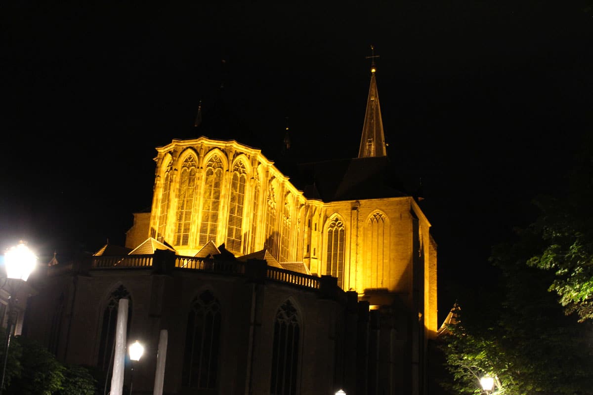 Holland-rundreise-hansestaedte-haderwijk-Liebfrauenkirche" width="1200" height="800" data-wp-pid="11536" srcset="https://www.nicolos-reiseblog.de/wp-content/uploads/2019/11/Holland-rundreise-hansestaedte-haderwijk-Liebfrauenkirche.jpg 1200w, https://www.nicolos-reiseblog.de/wp-content/uploads/2019/11/Holland-rundreise-hansestaedte-haderwijk-Liebfrauenkirche-300x200.jpg 300w, https://www.nicolos-reiseblog.de/wp-content/uploads/2019/11/Holland-rundreise-hansestaedte-haderwijk-Liebfrauenkirche-1024x683.jpg 1024w, https://www.nicolos-reiseblog.de/wp-content/uploads/2019/11/Holland-rundreise-hansestaedte-haderwijk-Liebfrauenkirche-50x33.jpg 50w, https://www.nicolos-reiseblog.de/wp-content/uploads/2019/11/Holland-rundreise-hansestaedte-haderwijk-Liebfrauenkirche-800x533.jpg 800w" sizes="(max-width: 1200px) 100vw, 1200px"/></noscript></p><hr/><h3>Vischpoort und historische Stadtmauer</h3><p>Auf dem Weg durch die Stadt erkunde ich auch direkt die längste ununterbrochene Stadtmauer der Niederlande mit dem Vischpoort, <span style=