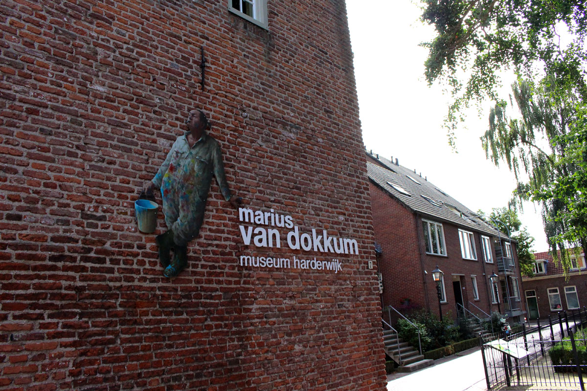 Holland-rundreise-hansestaedte-haderwijk-Marius-van-Dokkum-Museum" width="1200" height="800" data-wp-pid="11512" srcset="https://www.nicolos-reiseblog.de/wp-content/uploads/2019/11/Holland-rundreise-hansestaedte-haderwijk-Marius-van-Dokkum-Museum.jpg 1200w, https://www.nicolos-reiseblog.de/wp-content/uploads/2019/11/Holland-rundreise-hansestaedte-haderwijk-Marius-van-Dokkum-Museum-300x200.jpg 300w, https://www.nicolos-reiseblog.de/wp-content/uploads/2019/11/Holland-rundreise-hansestaedte-haderwijk-Marius-van-Dokkum-Museum-1024x683.jpg 1024w, https://www.nicolos-reiseblog.de/wp-content/uploads/2019/11/Holland-rundreise-hansestaedte-haderwijk-Marius-van-Dokkum-Museum-50x33.jpg 50w, https://www.nicolos-reiseblog.de/wp-content/uploads/2019/11/Holland-rundreise-hansestaedte-haderwijk-Marius-van-Dokkum-Museum-800x533.jpg 800w" sizes="(max-width: 1200px) 100vw, 1200px"/></noscript></p><p id=