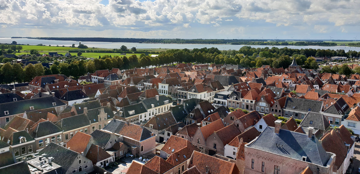 Holland-rundreise-hansestaedte-sehenswuerdigkeiten-elburg" width="1200" height="583" data-wp-pid="11570" srcset="https://www.nicolos-reiseblog.de/wp-content/uploads/2019/11/Holland-rundreise-hansestaedte-sehenswuerdigkeiten-elburg.jpg 1200w, https://www.nicolos-reiseblog.de/wp-content/uploads/2019/11/Holland-rundreise-hansestaedte-sehenswuerdigkeiten-elburg-300x146.jpg 300w, https://www.nicolos-reiseblog.de/wp-content/uploads/2019/11/Holland-rundreise-hansestaedte-sehenswuerdigkeiten-elburg-1024x497.jpg 1024w, https://www.nicolos-reiseblog.de/wp-content/uploads/2019/11/Holland-rundreise-hansestaedte-sehenswuerdigkeiten-elburg-50x24.jpg 50w, https://www.nicolos-reiseblog.de/wp-content/uploads/2019/11/Holland-rundreise-hansestaedte-sehenswuerdigkeiten-elburg-800x389.jpg 800w" sizes="(max-width: 1200px) 100vw, 1200px"/></noscript></p>
<hr/>
<h3>Botterstichting</h3>
<p>Weiter geht es zur Botterstichting, der Stiftung zum Erhalt der Botter. Sie befindet sich in der alten Werft des historischen Innenhafens und wurde in ein Museum umgewandelt.</p>
<p>Hier kann ich die <span style=