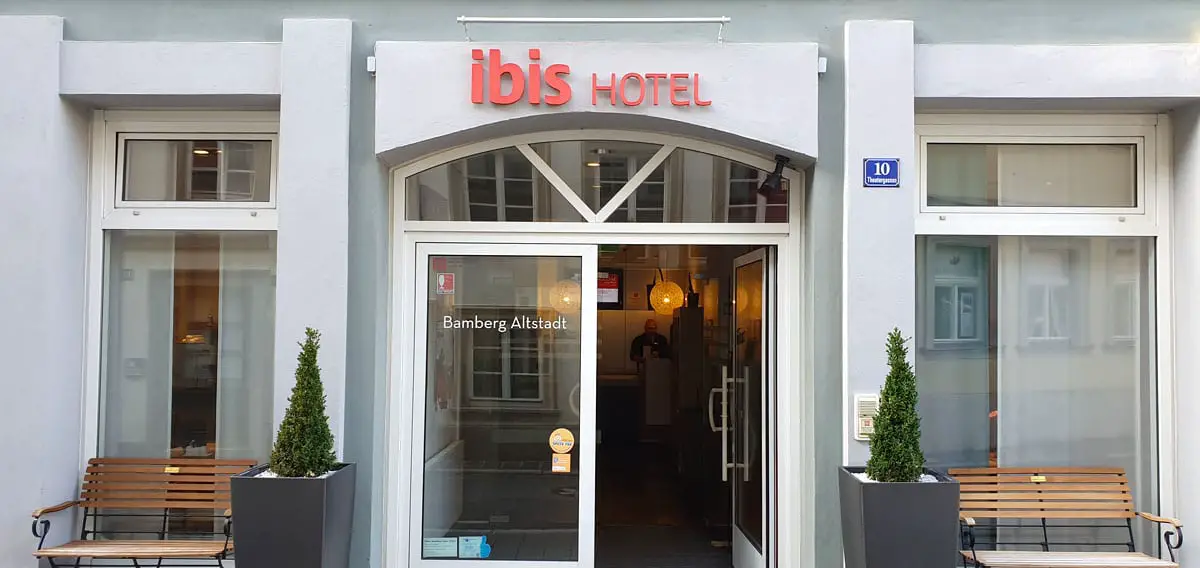 Hotel-Bamberg-ibis-Altstadt-outside "width =" 1200 "height =" 568 "data-wp-pid =" 11498 "srcset =" https://www.nicolos-reiseblog.de/wp-content/uploads/ 2019/11 / Hotel-Bamberg-ibis-Altstadt-exsen.jpg 1200w, https://www.nicolos-reiseblog.de/wp-content/uploads/2019/11/Hotel-Bamberg-ibis-Altstadt-aussen-300x142 .jpg 300w, https://www.nicolos-reiseblog.de/wp-content/uploads/2019/11/Hotel-Bamberg-ibis-Altstadt-aussen-1024x485.jpg 1024w, https: //www.nicolos-reiseblog .com / wp-content / uploads / 2019/11 / Hotel-Bamberg-ibis-Altstadt-outside-50x24.jpg 50w, https://www.nicolos-reiseblog.de/wp-content/uploads/2019/11/ Hotel-Bamberg-ibis-Altstadt-outside-800x379.jpg 800w "sizes =" (max. Breedte: 1200px) 100vw, 1200px "/></p></img>
<p><img class=
