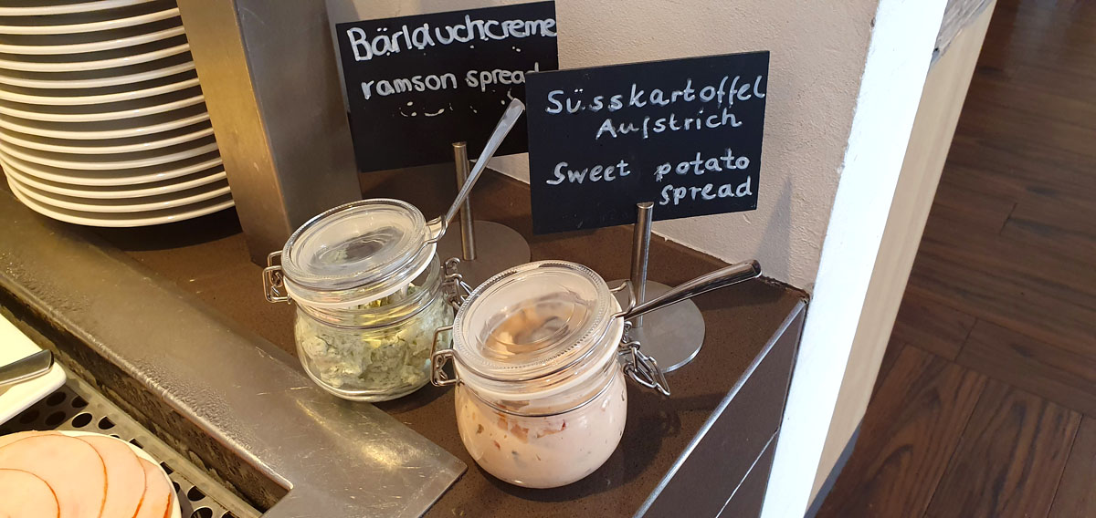 Hotel-Bamberg-ibis-Altstadt-breakfast-spread "width =" 1200 "height =" 568 "data-wp-pid =" 11474 "srcset =" https://www.nicolos-reiseblog.de/wp-content/ uploads / 2019/11 / Hotel-Bamberg-ibis-Altstadt-fruehstueck-aufstrich.jpg 1200w, https://www.nicolos-reiseblog.de/wp-content/uploads/2019/11/Hotel-Bamberg-ibis-Altstadt -fruehstueck-aufstrich-300x142.jpg 300w, https://www.nicolos-reiseblog.de/wp-content/uploads/2019/11/Hotel-Bamberg-ibis-Altstadt-fruehstueck-aufstrich-1024x485.jpg 1024w, https : //www.nicolos-reiseblog.de/wp-content/uploads/2019/11/Hotel-Bamberg-ibis-Altstadt-fruehstueck-aufstrich-50x24.jpg 50w, https://www.nicolos-reiseblog.de/ wp-content / uploads / 2019/11 / Hotel-Bamberg-ibis-Altstadt-breakfast-spread-800x379.jpg 800w "sizes =" (max-breedte: 1200px) 100vw, 1200px "/></p>
<hr/>
<h2>Conclusie voor mijn hotel Bamberg-tip</h2>
<p>de <strong>De oude binnenstad van ibis Bamberg</strong> is voor mij de duidelijke Hotel Bamberg-tip voor een stedentrip in de Frankenstadt. Vriendelijk personeel, een goed ontbijt, de perfecte locatie en een goede prijs-kwaliteitverhouding spreken duidelijk voor een verblijf in dit hotel – meer hotel voor deze prijs bestaat niet in Bamberg.</p>
<p>Als je nog steeds enkele tips nodig hebt voor je stedentrip naar Bamberg, kijk dan hier: <strong>Wat moet men in Bamberg hebben gezien? Deze 5 plaatsen!</strong></p>
<section class=