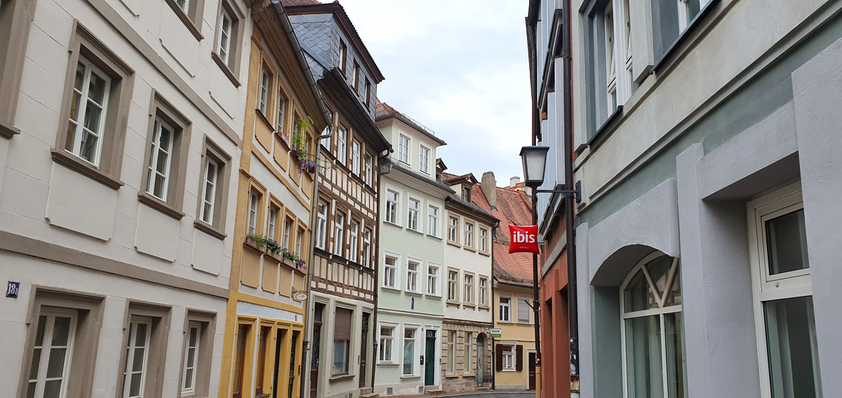 Hotel-Bamberg-ibis-Altstadt-side-street "width =" 1200 "height =" 568 "data-wp-pid =" 11490 "srcset =" https://www.nicolos-reiseblog.de/wp-content/uploads/ 2019/11 / Hotel-Bamberg-ibis-Altstadt-seitenstrasse.jpg 1200w, https://www.nicolos-reiseblog.de/wp-content/uploads/2019/11/Hotel-Bamberg-ibis-Altstadt-seitenstrasse-300x142 .jpg 300w, https://www.nicolos-reiseblog.de/wp-content/uploads/2019/11/Hotel-Bamberg-ibis-Altstadt-seitenstrasse-1024x485.jpg 1024w, https: //www.nicolos-reiseblog .com / wp-content / uploads / 2019/11 / Hotel-Bamberg-ibis-Altstadt-seitenstrasse-50x24.jpg 50w, https://www.nicolos-reiseblog.de/wp-content/uploads/2019/11/ Hotel-Bamberg-ibis-Altstadt-zij-straat-800x379.jpg 800w "sizes =" (max-breedte: 1200px) 100vw, 1200px "/></p>
<hr/>
<p><strong>Mijn aanbeveling voor een Bamberg-reisgids<br /></strong><a href=