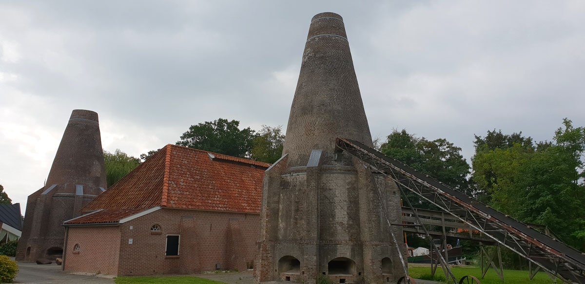 Holland-rundreise-hansestaedte-hasselt-kalkbrennereien-museum" width="1200" height="583" srcset="https://www.nicolos-reiseblog.de/wp-content/uploads/2019/12/Holland-rundreise-hansestaedte-hasselt-kalkbrennereien-museum.jpg 1200w, https://www.nicolos-reiseblog.de/wp-content/uploads/2019/12/Holland-rundreise-hansestaedte-hasselt-kalkbrennereien-museum-300x146.jpg 300w, https://www.nicolos-reiseblog.de/wp-content/uploads/2019/12/Holland-rundreise-hansestaedte-hasselt-kalkbrennereien-museum-1024x497.jpg 1024w" sizes="(max-width: 1200px) 100vw, 1200px"/></noscript></p>
<hr/>
<h3>Wallfahrtskapelle De Heilige Stede</h3>
<p>Mein letzter Stopp für den heutigen Tag ist die Wallfahrtskapelle De Heilige Stede. Hasselt war bereits im Mittelalter ein zentraler Punkt für Pilger und gilt dadurch als <span style=