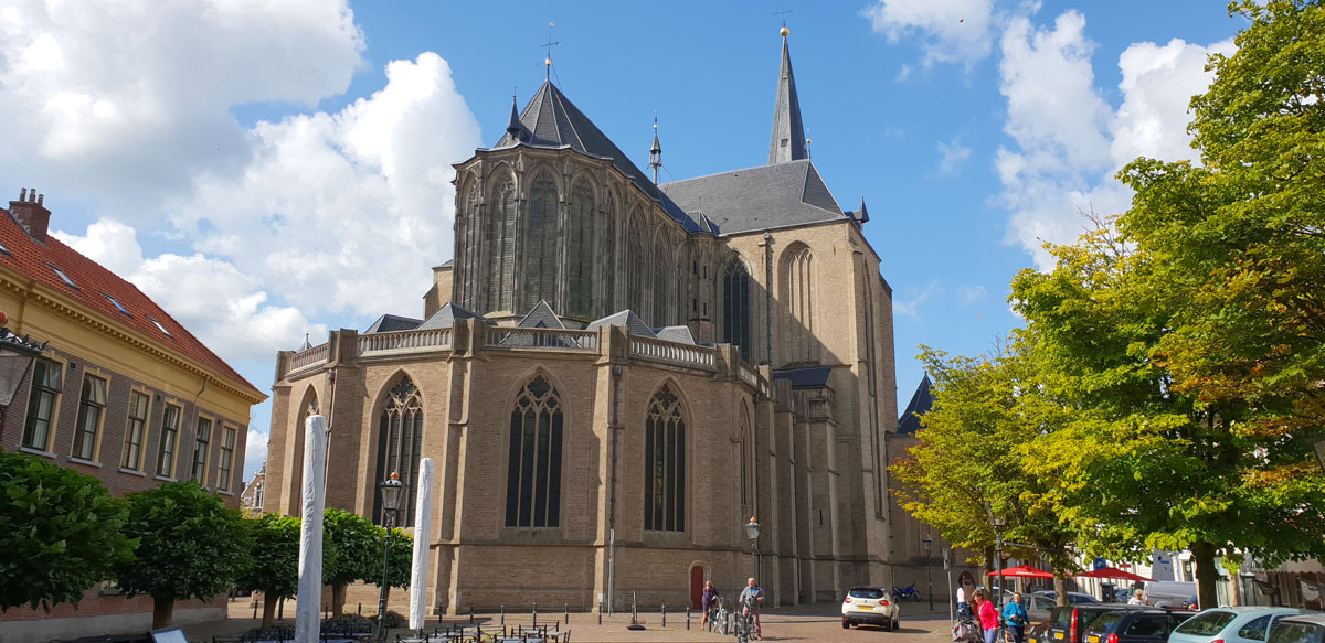 Holland-rundreise-hansestaedte-kampen-bovenkerk" width="1200" height="583" data-wp-pid="11622" srcset="https://www.nicolos-reiseblog.de/wp-content/uploads/2019/12/Holland-rundreise-hansestaedte-kampen-bovenkerk.jpg 1200w, https://www.nicolos-reiseblog.de/wp-content/uploads/2019/12/Holland-rundreise-hansestaedte-kampen-bovenkerk-300x146.jpg 300w, https://www.nicolos-reiseblog.de/wp-content/uploads/2019/12/Holland-rundreise-hansestaedte-kampen-bovenkerk-1024x497.jpg 1024w, https://www.nicolos-reiseblog.de/wp-content/uploads/2019/12/Holland-rundreise-hansestaedte-kampen-bovenkerk-50x24.jpg 50w, https://www.nicolos-reiseblog.de/wp-content/uploads/2019/12/Holland-rundreise-hansestaedte-kampen-bovenkerk-800x389.jpg 800w" sizes="(max-width: 1200px) 100vw, 1200px"/></noscript></p>
<hr/>
<h3>Rathaus von Kampen</h3>
<p>Von der Kirche aus spaziere ich entlang der Einkaufsstraße Oudestraat bis hin zum Rathaus. Dieses besteht aus zwei Gebäuden: dem Alten und dem Neuen Rathaus. Das Alte Rathaus wurde Mitte des 14. Jahrhunderts erbaut und ist Sitz der Stadtregierung. <span style=