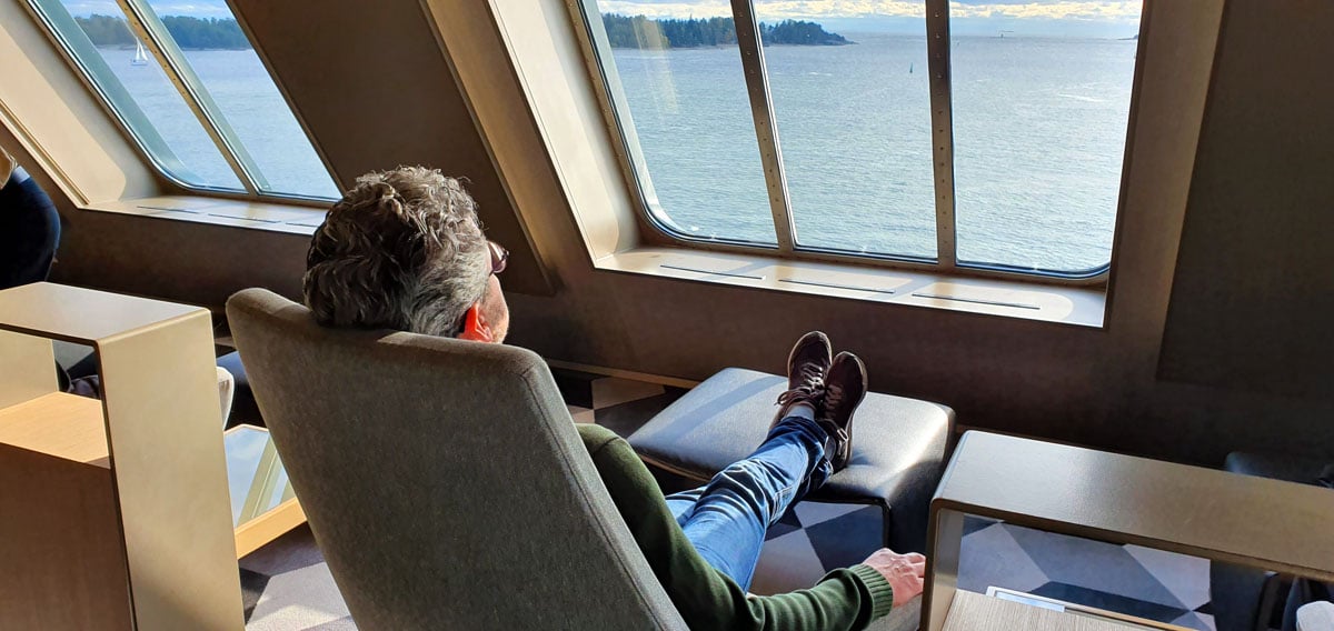 Ostsee-Rundreise-helsinki-tallink-silja-megastar-business-loungerelax-nicolo-martin" width="1200" height="568" srcset="https://www.nicolos-reiseblog.de/wp-content/uploads/2019/12/Ostsee-Rundreise-helsinki-tallink-silja-megastar-business-loungerelax-nicolo-martin.jpg 1200w, https://www.nicolos-reiseblog.de/wp-content/uploads/2019/12/Ostsee-Rundreise-helsinki-tallink-silja-megastar-business-loungerelax-nicolo-martin-300x142.jpg 300w, https://www.nicolos-reiseblog.de/wp-content/uploads/2019/12/Ostsee-Rundreise-helsinki-tallink-silja-megastar-business-loungerelax-nicolo-martin-1024x485.jpg 1024w" sizes="(max-width: 1200px) 100vw, 1200px"/></noscript></p>
<h2>Tallinn</h2>
<p>Da mir der Linienbus in die Innenstadt knapp vor der Nase weggefahren ist, machte ich mich zu Fuß auf den Weg ins Hotel. Aber auch das dauerte lediglich 20 Minuten. Mit dem Bus hätte es auch so lange gedauert.</p>
<p>In Tallinn habe ich wieder einen längeren Aufenthalt geplant. Denn hier war ich noch nie und ich möchte die Stadt kennenlernen. Übernachtet habe ich im Tallink City Hotel.</p>
<p>Es ist ein modernes Businesshotel am Rande der Altstadt. Vom Hotel gehe ich nur wenige Schritte – und sogar durch ein großes Einkaufszentrum – bis ich an der Lehmpforte angekommen bin.</p>
<p>Lehmpforte klingt doch schon nach Altstadt und Mittelalter, oder? Und so ist eigentlich die gesamte Innenstadt. Tallinn hat sehr viel für Städtereisende zu bieten. Da ist natürlich die größtenteils erhaltene Stadtmauer, die an mehreren Stellen auch besichtigt werden kann.</p>
<p>Anlaufpunkte bei einer Städtereise nach Tallinn sind auch der Marktplatz mit dem Rathaus im Zentrum der Altstadt oder aber der Domberg. Hier liegt die wiege Tallinns und es gibt einiges zu sehen: beispielsweise der Dom von Tallinn oder die Alexander-Newski-Kathedrale.</p>
<p>Der Domberg erhebt sich im Westen über die Stadt, so dass es hier zahlreiche Aussichtspunkte gibt, von denen Du einen schönen Blick über die Dächer Tallinns hast.</p>
<p>Kulinarisch und kulturell hat Tallinn ebenfalls einiges zu bieten, so dass es für mich ein empfehlenswertes Reiseziel für einen Städtetrip in Europa ist. Und mit Tallinn endet meine Ostsee Rundreise.</p>
<p>Wenn ich da nicht noch auf eine Idee gekommen wäre. Zwar liegt auch Litauen an der Ostsee. Aber die Hauptstadt liegt im Landesinneren. Nachdem ich mir die Flugpläne betrachtet habe, kam mir eine Idee. Auch mein Kalender gab mir grünes Licht, weil ich den Folgetag auch noch frei hatte.</p>
<p>Mehr</p>
<p>FOTOs</p>
<h2>Flug Tallinn nach Vilnius</h2>
<p>Mit dem Flugzeug von Baltic ging es dann von Tallinn nach Vilnius für 24 Stunden. So konnte ich mir auch die Hauptstadt von Litauen noch für einen Tag anschauen.</p>
<h2>Vilnius</h2>
<p>Gibt es in den beiden Städten Riga und Tallinn schon keinen Overtrourism ist hier noch weniger davon zu spüren. Klar. Vilnius liegt im Landesinneren und kann nicht mal eben von schwedischen oder finnischen Touristen mit dem Schiff erreicht werden.</p>
<p>Deshalb ist Vilnius noch etwas entspannter. Zu sehen gibt es hier ebenfalls einiges. Historische Bauten wie das Großfürstliche Schloss oder den Gedimas-Turm. Sakrale Gebäude wie die Kathedrale St. Stanislaus oder die St. Anne’s Church. Ein alternatives Künstlerviertel, die Republik Užupis. Museen mit unterschiedlichsten Ausstellungen und und und</p>
<p>Aber sieh selbst. Ich zeige Dir in meinem Artikel <strong>Was muss man in Vilnius gesehen haben?!</strong> detaillierter, was Du in Vilnius entdecken kannst.</p>
<p>FOTOs</p>
<h2>Ostsee Rundreise – mein Fazit</h2>
<p>Das war meine Ostsee Rundreise durch fünf Länder und sechs Städte. Ich zehre noch heute von den schönen Erinnerungen meiner Reise zu Lande, im Wasser und in der Luft. Auch wenn sich die baltische und die skandinavische Kultur ähnlich sind, haben mich die einzelnen Städte auf ihre ganz eigene Art beeindruckt.</p>
<p>Ich würde diese Reise auf jeden Fall wieder machen wollen und mir auch alle Städte noch einmal anschauen. Besonders begeistert hat mich auf der Reise auch das Reisen mit den Kreuzfahrtfähren der Tallink Silja Reederei.</p>
<p>Ich bin auf diese Weise noch nicht gereist. Aber es hat mich zwischendrin ziemlich entspannt, einfach mal mit dem Schiff langsam über die Ostsee zu reisen. Dabei hatte ich alle Annehmlichkeiten an Bord – aber musste eben nicht zur nächsten Sehenswürdigkeit eilen oder ein Restaurant suchen.</p>
<h2>Ostsee Rundreise Karte</h2>
<p><iframe src=