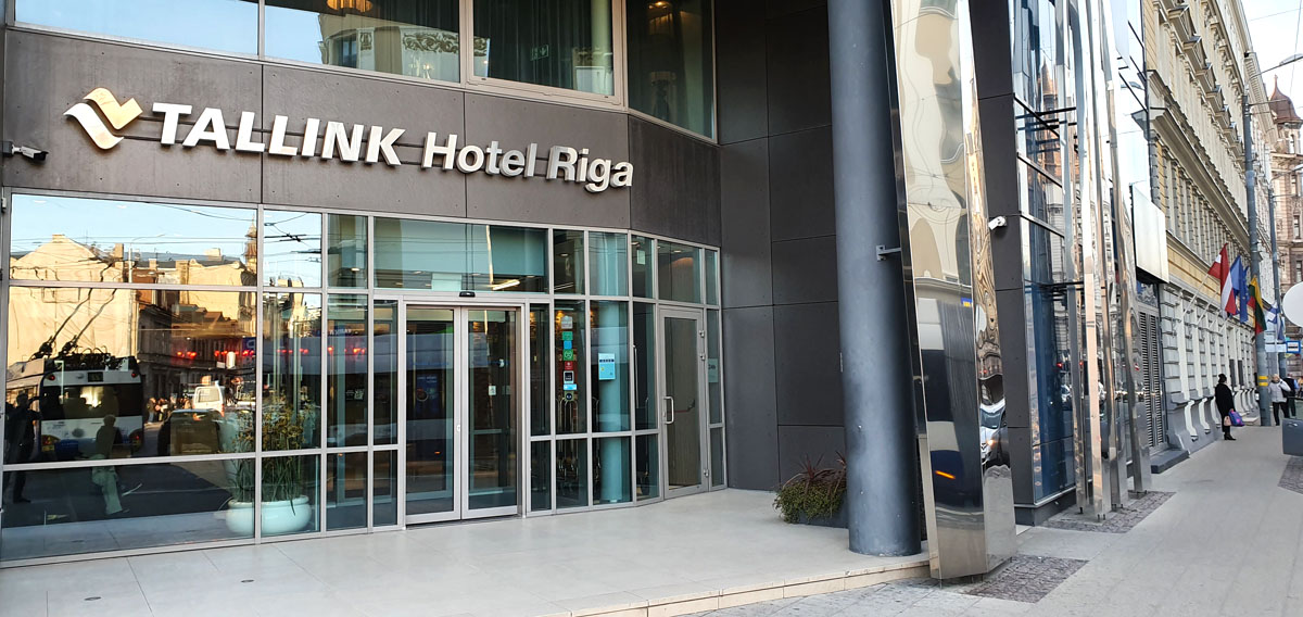 Riga-Hotel-Tip-Tallink-Hotel-Riga-ingang "width =" 1200 "height =" 568 "srcset =" https://www.nicolos-reiseblog.de/wp-content/uploads/2019/12/Riga -Hotel-Tip-Tallink-Hotel-Riga-eingang.jpg 1200w, https://www.nicolos-reiseblog.de/wp-content/uploads/2019/12/Riga-Hotel-Tipp-Tallink-Hotel-Riga- input-300x142.jpg 300w, https://www.nicolos-reiseblog.de/wp-content/uploads/2019/12/Riga-Hotel-Tipp-Tallink-Hotel-Riga-ingang-1024x485.jpg 1024w "maten = "(max-breedte: 1200px) 100vw, 1200px" /></noscript></p>
<hr/>
<h2>Tallink Hotel Riga</h2>
<p><span style=