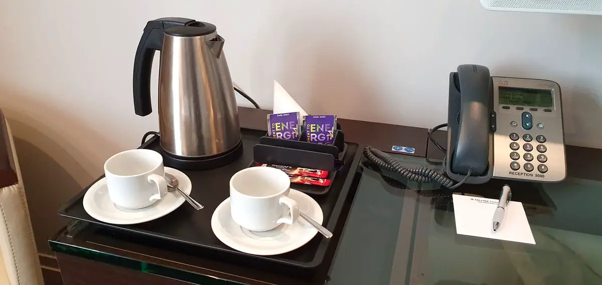 Riga-Hotel-Tipp-Tallink-Hotel-Riga-zimmer-schreibtisch-kaffee-tee