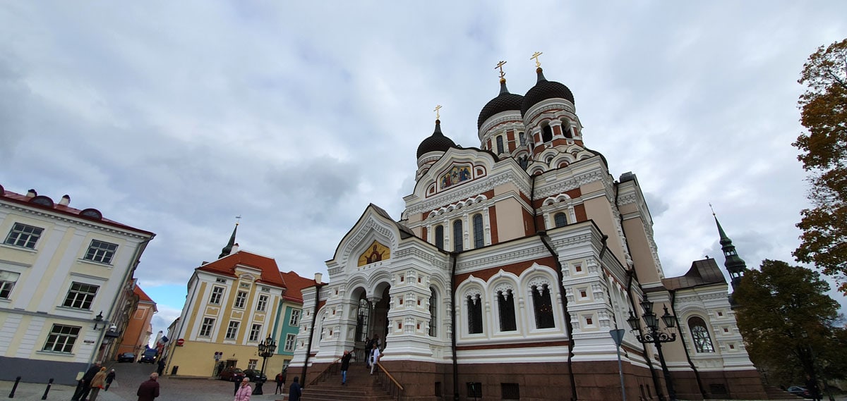 Tallinn-sight-domberg-alexander-Nevski-kathedraal "width =" 1200 "height =" 569 "srcset =" https://www.nicolos-reiseblog.de/wp-content/uploads/2019/12/Tallinn- bezienswaardigheden -domberg-Alexander-Nevsky-Cathedral.jpg 1200w, https://www.nicolos-reiseblog.de/wp-content/uploads/2019/12/Tallinn-sehenswuerdigkeits-domberg-Alexander-Newski-Kathedrale-300x142.jpg 300w , https://www.nicolos-reiseblog.de/wp-content/uploads/2019/12/Tallinn-sehenswuerdigkeits-domberg-Alexander-Newski-Kathedrale-1024x486.jpg 1024w "sizes =" (max-width: 1200px) 100 vw, 1200 px "/></p>
<h3>Andere bezienswaardigheden van Tallinn op Cathedral Hill</h3>
<ul>
<li>Kohtuotsa uitkijkplatform</li>
<li>Patkuli-uitkijkplatform</li>
<li>Piiskopi-weergaveplatform</li>
<li>Lange Hermann</li>
<li>Estse parlement</li>
<li>Museum of Estonian Drinking Habits</li>
</ul>
<p><span style=