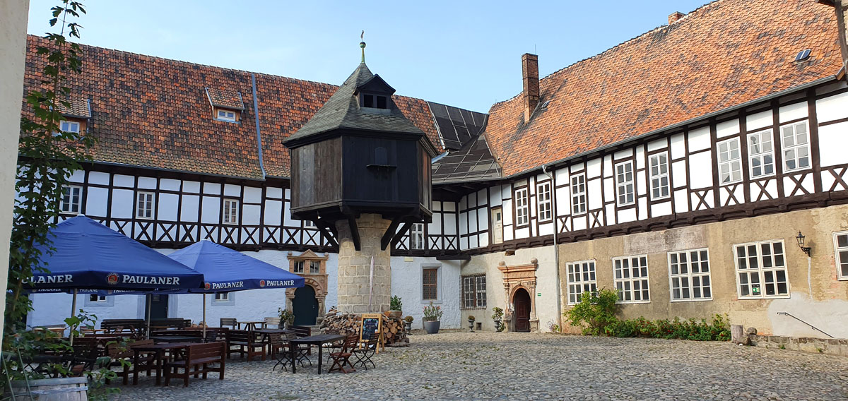 quedlinburg-sehenswuerdigkeiten-adelshof" width="1200" height="568" srcset="https://www.nicolos-reiseblog.de/wp-content/uploads/2019/12/quedlinburg-sehenswuerdigkeiten-adelshof.jpg 1200w, https://www.nicolos-reiseblog.de/wp-content/uploads/2019/12/quedlinburg-sehenswuerdigkeiten-adelshof-300x142.jpg 300w, https://www.nicolos-reiseblog.de/wp-content/uploads/2019/12/quedlinburg-sehenswuerdigkeiten-adelshof-1024x485.jpg 1024w" sizes="(max-width: 1200px) 100vw, 1200px"/></noscript></p><hr/><h2>8| Fachwerkmuseum im Ständerbau</h2><p>Wenn Dir das Betrachten von Fachwerkhäusern nicht reicht, dann empfehle ich Dir einen Besuch des Fachwerkmuseums im Ständerbau. Hier erhältst Du tiefere Einblick in die Geschichte des Fachwerkbaus seit dem 14. Jahrhundert.</p><p>Das Museum erstreckt sich über zwei Etagen und ich passend in einem Fachwerkhaus von 1310 untergebracht. Anhand von Modellen werden die unterschiedlichen Stile sowie die Bedeutung der Ornamentik erklärt.</p><p><span style=