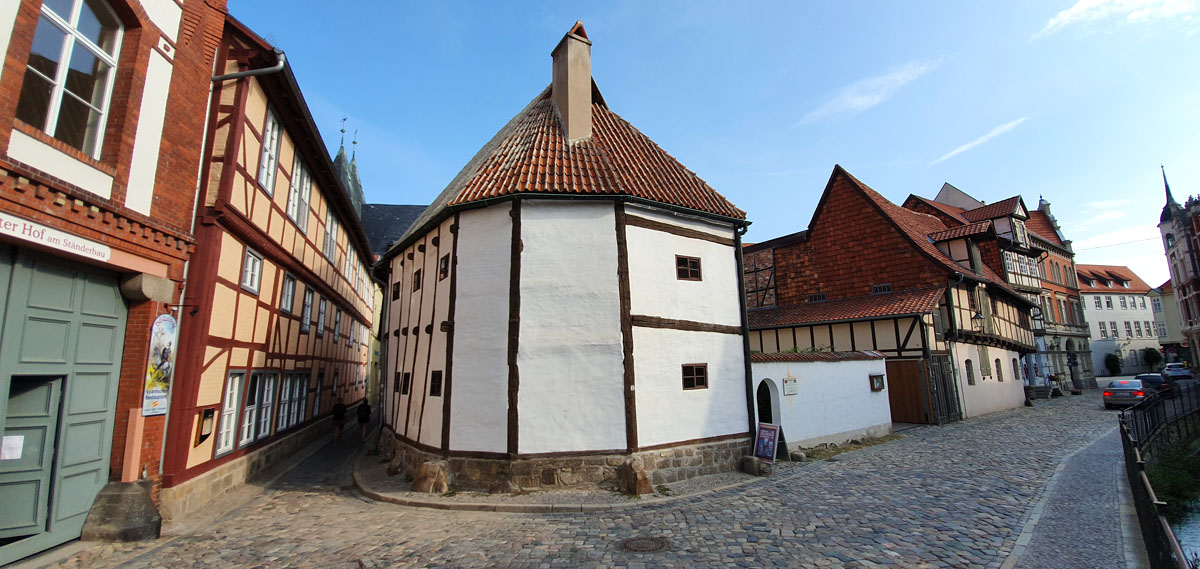 quedlinburg-sehenswuerdigkeiten-fachwerkmuseum" width="1200" height="569" srcset="https://www.nicolos-reiseblog.de/wp-content/uploads/2019/12/quedlinburg-sehenswuerdigkeiten-fachwerkmuseum.jpg 1200w, https://www.nicolos-reiseblog.de/wp-content/uploads/2019/12/quedlinburg-sehenswuerdigkeiten-fachwerkmuseum-300x142.jpg 300w, https://www.nicolos-reiseblog.de/wp-content/uploads/2019/12/quedlinburg-sehenswuerdigkeiten-fachwerkmuseum-1024x486.jpg 1024w" sizes="(max-width: 1200px) 100vw, 1200px"/></noscript></p><hr/><h2>9| Sternkiekerturm</h2><p>Der Sternkiekerturm ist für mich eine ganz besondere Quedlinburg Sehenswürdigkeit und ein echter Geheimtipp in Quedlinburg. Etwas versteckt durch das Schlosshotel zum Markgrafen befindet sich der Eingang. Übrigens ist das Gebäude des Hotels auch sehr sehenswert.</p><p>Zunächst wäre ich beinahe an dem Einlasssystem gescheitert. Aber es klappte dann doch. Ich habe mich dann die Holzstufen Etage für Etage nach oben begeben. Mit jeder Etage wurde die Aussicht über Quedlinburg schöner.</p><p>Als ich oben angekommen bin, genieße ich diesen traumhaften Ausblick. Durch den Rundlauf mit den Arkaden ist der Ausblick noch schöner als der vom Schloßberg.</p><p><span style=