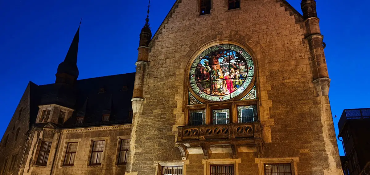 quedlinburg-bezienswaardigheden-stadhuis-glazen raam-avond