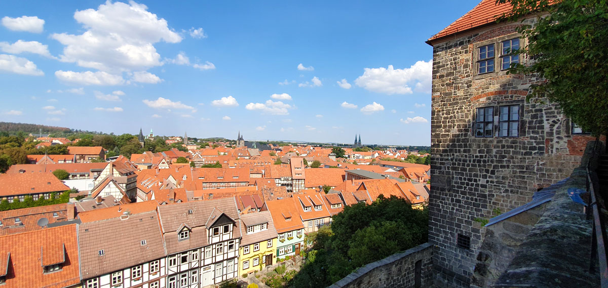 quedlinburg-sehenswuerdigkeiten-schlossberg-museum-terrasse" width="1200" height="569" srcset="https://www.nicolos-reiseblog.de/wp-content/uploads/2019/12/quedlinburg-sehenswuerdigkeiten-schlossberg-museum-terrasse.jpg 1200w, https://www.nicolos-reiseblog.de/wp-content/uploads/2019/12/quedlinburg-sehenswuerdigkeiten-schlossberg-museum-terrasse-300x142.jpg 300w, https://www.nicolos-reiseblog.de/wp-content/uploads/2019/12/quedlinburg-sehenswuerdigkeiten-schlossberg-museum-terrasse-1024x486.jpg 1024w" sizes="(max-width: 1200px) 100vw, 1200px"/></noscript></p><hr/><h2>6| St. Wiperti Kirche mit Friedhof</h2><p>Ein weiteres historisches Highlight liegt etwa 10 Minuten zu Fuß südwestlich vom Burgberg. Etwas außerhalb der Altstadt befindet sich die St. Wiperti Kirche. Bemerkenswert ist insbesondere die romanische Krypta aus der Zeit um das Jahr 1000.</p><h3>Friedhof St. Wiperti</h3><p>Beim Hinausgehen solltest Du Dir unbedingt den Friedhof noch anschauen. Im oberen Teil ist er zugewachsen und schafft eine schaurig-schöne Stimmung.</p><p><span style=