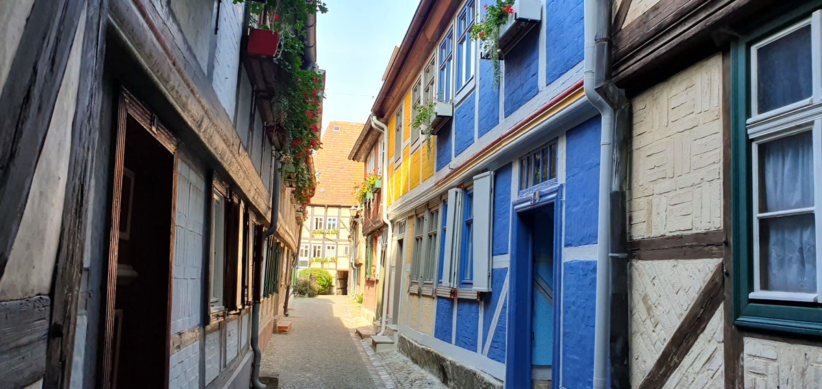 quedlinburg-sehenswuerdigkeiten-vorhof-hoelle" width="1200" height="568" srcset="https://www.nicolos-reiseblog.de/wp-content/uploads/2019/12/quedlinburg-sehenswuerdigkeiten-vorhof-hoelle.jpg 1200w, https://www.nicolos-reiseblog.de/wp-content/uploads/2019/12/quedlinburg-sehenswuerdigkeiten-vorhof-hoelle-300x142.jpg 300w, https://www.nicolos-reiseblog.de/wp-content/uploads/2019/12/quedlinburg-sehenswuerdigkeiten-vorhof-hoelle-1024x485.jpg 1024w" sizes="(max-width: 1200px) 100vw, 1200px"/></noscript></p>
<hr/>
<h2>Quedlinburg Sehenswürdigkeiten – mein Fazit</h2>
<p>Das waren meine Top 10 Quedlinburg Sehenswürdigkeiten, die Du Dir an einem Wochenende in Quedlinburg anschauen kannst. Wie Du an diesen Quedlinburg Sehenswürdigkeiten schon bemerkt hast, bietet die Stadt eine Fülle an sehenswerten Orten.</p>
<p>Dabei bietet Dir die gastronomische Szene in Quedlinburg an vielen schönen Orten in der Stadt, die Möglichkeit zur entspannten Einkehr. Ein weiterer Vorteil von Quedlinburg, den ich sehr genossen habe: Die Altstadt ist fast komplett autofrei. Dem Flanieren mit dem Kopf in der Höhe steht also nichts im Wege.</p>
<hr/>
<h2>Quedlinburg Sehenswürdigkeiten Karte</h2>
<p><iframe src=