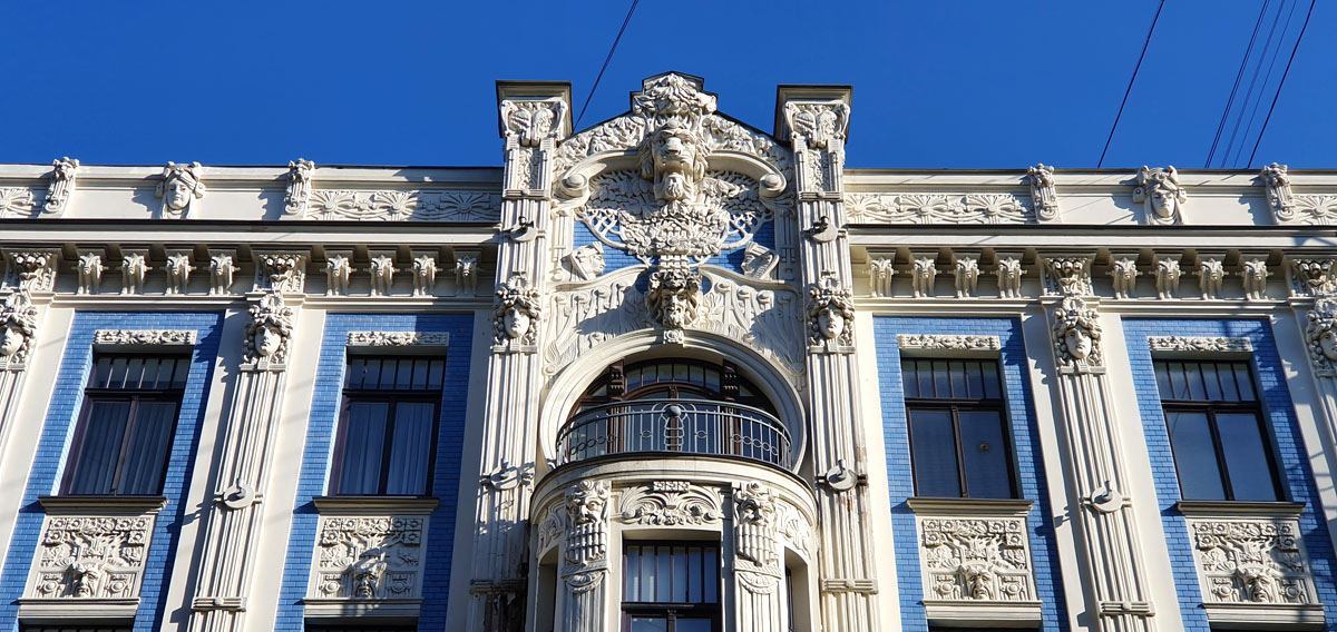 riga-sehenswuerdigkeiten-jugendstil-gebaeude-blau-verzierungen