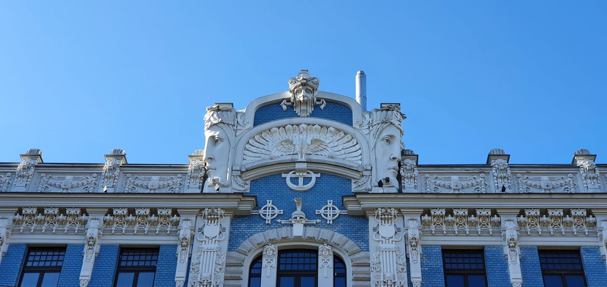 riga-sehenswuerdigkeiten-jugendstil-gebaeude-blau