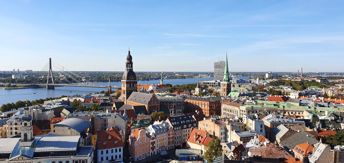 riga-sight-petrikirche-outlook "width =" 1200 "height =" 568 "srcset =" https://www.nicolos-reiseblog.de/wp-content/uploads/2019/12/riga-sehenswuerdigkeits-petrikirche-ausblick .jpg 1200w, https://www.nicolos-reiseblog.de/wp-content/uploads/2019/12/riga-sehenswuerdigkeits-petrikirche-ausblick-300x142.jpg 300w, https://www.nicolos-reiseblog.de /wp-content/uploads/2019/12/riga-sehenswuerdigkeits-petrikirche-ausblick-1024x485.jpg 1024w "sizes =" (max-breedte: 1200px) 100vw, 1200px "/></noscript></p><hr/><h2>1 | Huis van de mee-eters en Roland</h2><p>Het Black Head House staat als een juweel op het plein voor het stadhuis en is mijn topattractie in Riga. Al in 1334 werd het genoemd als het "Nieuwe Huis van het Grote Gilde". Ten tijde van de Hanseatic League diende het ongehuwde Duitse kooplieden evenals de Duitse burgers in Riga als een ontmoetingsplaats.</p><p>Het huis kreeg zijn naam van de Brotherhood of Blackheads, een vereniging van alleenstaande jonge kooplieden die het huis in 1713 gebruikten en bezaten. De naam "Black Heads" gaat terug naar de donkere beschermheilige van het gilde.</p><h3>Vernietiging en wederopbouw</h3><p>Het gebouw werd verwoest in de Tweede Wereldoorlog. De stad heeft het huis echter getrouw herbouwd als onderdeel van het 800-jarig bestaan ​​tussen 1993 en 1999. Dit is hoe het in het verleden bereikte akkoord tussen de Blackheads en de stad Riga werkelijkheid werd:</p><p>"Moet ik een keer vallen<br />Dus bouw me weer op.</p><p>Het huis in gotische stijl maakte vanaf het eerste moment indruk op mij. Allereerst moet ik stoppen en naar de gevel van het bakstenen gebouw kijken, rijkelijk versierd met sculpturen en reliëfs, van een afstand.</p><p>Ik ontdek de indrukwekkende astronomische klok en ook sporen uit de Hanzestad: een serie met stadswapens van de Hanzesteden Riga, Bremen, Lübeck en Hamburg.</p><h3>Een bijzonder hoogtepunt: de grootste zilveren collectie in de Baltische staten</h3><p>Maar dit gebouw heeft niet alleen een prachtige uitstraling vanaf de buitenkant. Binnen hebben bezoekers de mogelijkheid om een ​​spannende reis door de tijd te maken. Hier kunt u de reconstructiegeschiedenis van het huis van de mee-eters ontdekken in een klein museum.</p><p>U kunt ook wandelen door de historische kamers, prachtige zalen en de middeleeuwse kelder. Ik kan me letterlijk voorstellen hoe het festival hier werd gevierd in de dagen van de Hanseatic League.</p><h3>Verdere tips Schwarzhäupterhaus</h3><p>Het VVV-kantoor van de stad Riga en een café bevinden zich in het House of the Blackheads: u kunt wat informatie meenemen en een bezoek aan de volgende bezienswaardigheden in Riga plannen met een kopje koffie.</p><p>Een standbeeld van Roland staat voor het Huis van de Mee-eters – het symbool van elke Hanzestad vrije stad. Dit is slechts een kopie. Het origineel bevindt zich in de St. Peter-kerk.</p><p><span style=