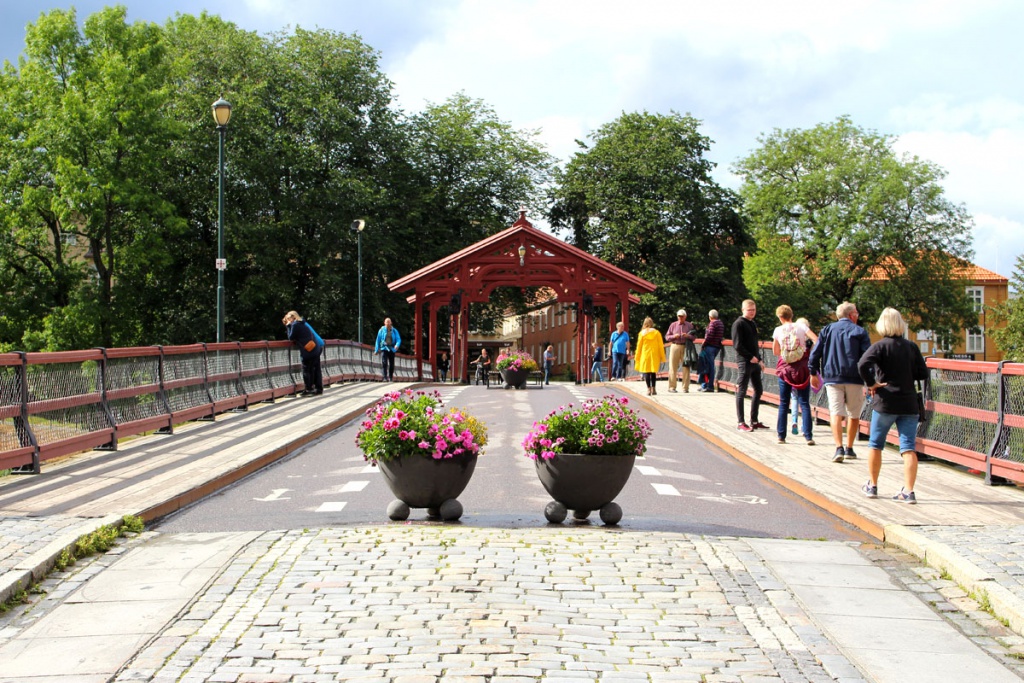 staedtetrip-trondheim-reisetipps-wochenende-Gamle-Bybro-sonnenschein
