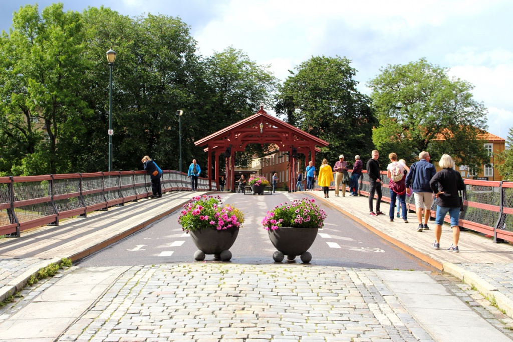 staedtetrip-trondheim-reisetipps-wochenende-Gamle-Bybro-sonnenschein