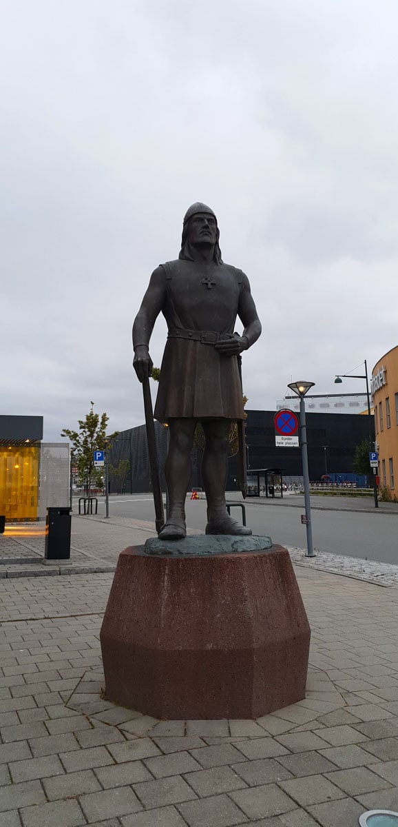 staedtetrip-trondheim-reisetipps-wochenende-Leiv-Eiriksson-Statue-hoch