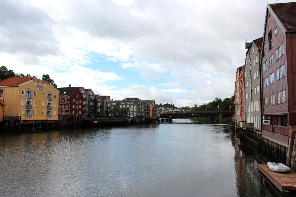 staedtetrip-trondheim-reisetipps-wochenende-nidelva-haeuser