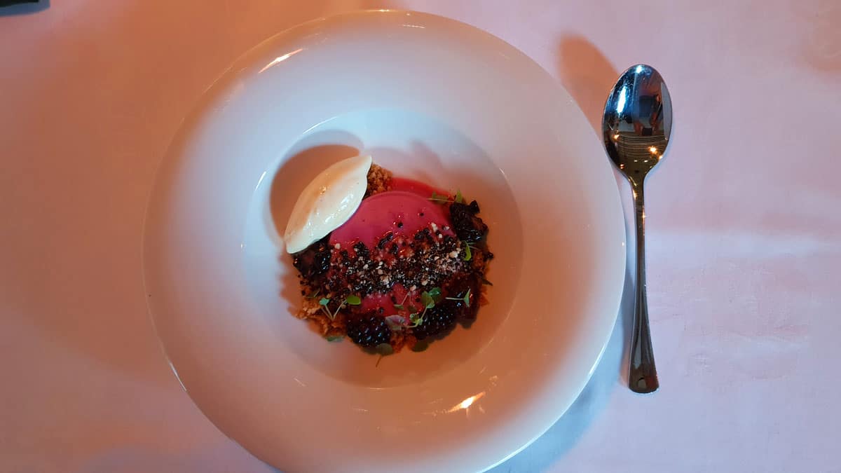 staedtetrip-trondheim-reisetipps-wochenende-restaurant-To-Rom-og-Kjokken-dessert" width="1200" height="675" srcset="https://www.nicolos-reiseblog.de/wp-content/uploads/2019/12/staedtetrip-trondheim-reisetipps-wochenende-restaurant-To-Rom-og-Kjokken-dessert.jpg 1200w, https://www.nicolos-reiseblog.de/wp-content/uploads/2019/12/staedtetrip-trondheim-reisetipps-wochenende-restaurant-To-Rom-og-Kjokken-dessert-300x169.jpg 300w, https://www.nicolos-reiseblog.de/wp-content/uploads/2019/12/staedtetrip-trondheim-reisetipps-wochenende-restaurant-To-Rom-og-Kjokken-dessert-1024x576.jpg 1024w" sizes="(max-width: 1200px) 100vw, 1200px"/></noscript></p><hr/><h2>Perfekter Instagram Fotopoint bei der Trondheim Städtereise:</h2><h3>15 | Piren</h3><p>An einer Stelle ist zwischen den alten Lagerhäusern am Westufern der Nidelva ist ein kleiner Platz, von dem ein Holzpier weit in den Fluss hineinragt. Es ist der perfekte Platz, um die Nidelva hinauf und hinunter zu schauen.</p><p>Fließt der Fluss still in den Fjord und die Sonne scheint, dann spiegeln sich die bunten Lagerhäuser am anderen Ufer traumhaft schön im Wasser. Wunderschöne Erinnerungsfotos sind garantiert.</p><p><span style=