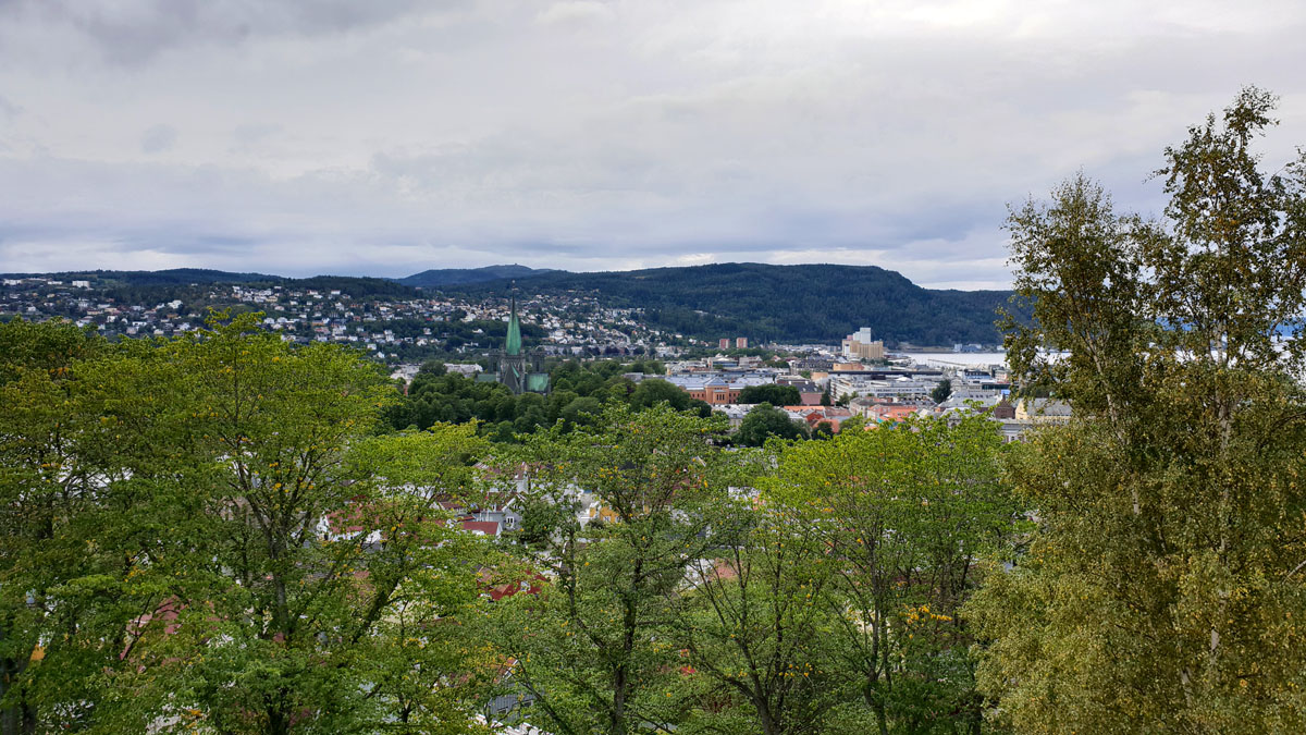 staedtetrip-trondheim-travel-tips-weekendFestung-Kristiansten-ausblick "width =" 1200 "height =" 675 "srcset =" https://www.nicolos-reiseblog.de/wp-content/uploads/2019/12/staedtetrip-trondheim -reisetipps-wochenendeFestung-Kristiansten-ausblick.jpg 1200w, https://www.nicolos-reiseblog.de/wp-content/uploads/2019/12/staedtetrip-trondheim-reisetipps-wochenendeFestung-Kristiansten-ausblick-300x169.jpg 300w , https://www.nicolos-reiseblog.de/wp-content/uploads/2019/12/staedtetrip-trondheim-reisetipps-wochenendeFestung-Kristiansten-ausblick-1024x576.jpg 1024w "sizes =" (max-breedte: 1200px) 100 vw, 1200 px "/></noscript></p>
<hr/>
<h2>Wat kun je nog meer zien in Trondheim?</h2>
<p>Voor mij zijn dit de beste plaatsen om te bezoeken in Trondheim. Maar Trondheim heeft zoveel meer te bieden en ook enkele kleine hoogtepunten te ontdekken. Dus als je wat meer tijd in Trondheim doorbrengt, heb ik hoogtepunten en activiteiten voor een heel weekend in Trondheim.</p>
<h3>6 | Nidelva rivier</h3>
<p>De rivier Nidelva ontspringt uit het Selbusjøen-meer en stroomt nabij Trondheim in de Trondheimsfjorden. Vanwege de wendingen is het centrum van Trondheim bijna volledig omringd door water.</p>
<p>Dit geeft de stad ook deze speciale maritieme flair. De rivier heeft een sterke stroming. Desondanks lijkt het alsof hij daar rustig ligt.</p>
<p>Dit is ook waar het typische vakantiefoto van bezoekers aan Trondheim vandaan komt: kleurrijke huizen aan de kust die worden weerspiegeld in de Nidelva.</p>
<p><span style=