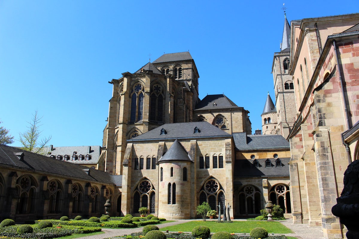 trier-sight-Liebfrauenkirche-backview "width =" 1200 "height =" 800 "srcset =" https://www.nicolos-reiseblog.de/wp-content/uploads/2019/12/trier-sehenswuerdigkeits-Liebfrauenkirche- backview .jpg 1200w, https://www.nicolos-reiseblog.de/wp-content/uploads/2019/12/trier-sehenswuerdigkeits-Liebfrauenkirche-rueckansicht-300x200.jpg 300w, https://www.nicolos-reiseblog.de /wp-content/uploads/2019/12/trier-sehenswuerdigkeits-Liebfrauenkirche-rueckansicht-1024x683.jpg 1024w "sizes =" (max-breedte: 1200px) 100vw, 1200px "/></noscript></p><hr/><h2>4 | Constantijnbasiliek</h2><p>We gaan door naar de volgende Trier-aanblik. Je hebt het waarschijnlijk al gedacht: de Constantijnbasiliek is ook een UNESCO-werelderfgoed. Niet zonder reden.</p><p>Het ongewone gebouw vormt het centrum van Trier. Van buitenaf is al duidelijk dat het oorspronkelijk niet als kerk was gepland. De Romeinse keizers hielden hier het publiek.</p><h3>De grootste pijlervrije halconstructie in de oudheid</h3><p>Binnenin wordt de Constantijnbasiliek vrij eenvoudig gehouden. Het doet meer denken aan een industrieel gebouw of een enorme loft, die ook dimensies zal hebben.</p><p>71 meter lang, 32,60 meter breed en een plafond van 36 meter hoog. Dit is de Constantijnbasiliek, die kijkers zelfs in het Romeinse rijk heeft gefascineerd. Dit alles zorgt voor een buitengewone sfeer, die u tijdens uw stedentrip in Trier moet overnemen.</p><p><span style=