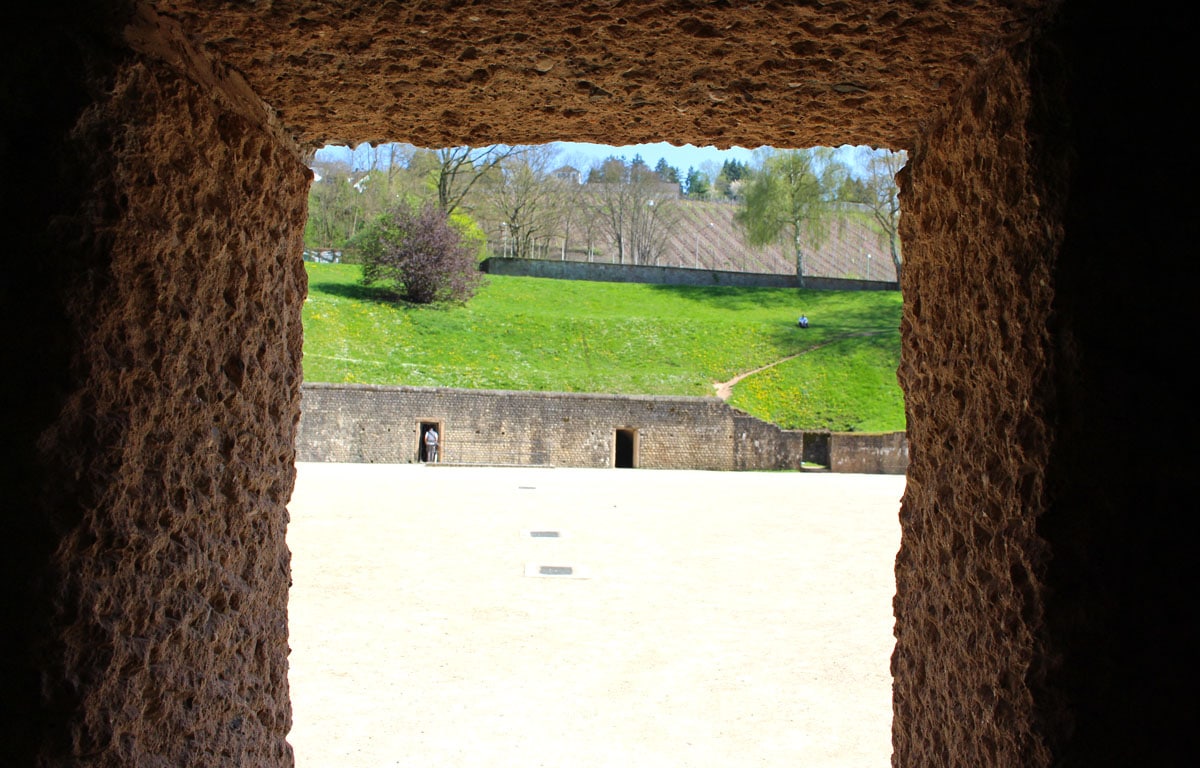 trier-sehenswuerdigkeiten-amphitheater-gaenge" width="1200" height="768" srcset="https://www.nicolos-reiseblog.de/wp-content/uploads/2019/12/trier-sehenswuerdigkeiten-amphitheater-gaenge.jpg 1200w, https://www.nicolos-reiseblog.de/wp-content/uploads/2019/12/trier-sehenswuerdigkeiten-amphitheater-gaenge-300x192.jpg 300w, https://www.nicolos-reiseblog.de/wp-content/uploads/2019/12/trier-sehenswuerdigkeiten-amphitheater-gaenge-1024x655.jpg 1024w" sizes="(max-width: 1200px) 100vw, 1200px"/></noscript></p><hr/><h2>7| Barbarathermen</h2><p>Thermen gehörten zum Stadtbild einer römischen Stadt. Die Barbarathermen am Viehmarkt sind die ersten Thermen und damit die ältesten Thermen in Trier.</p><p><span style=