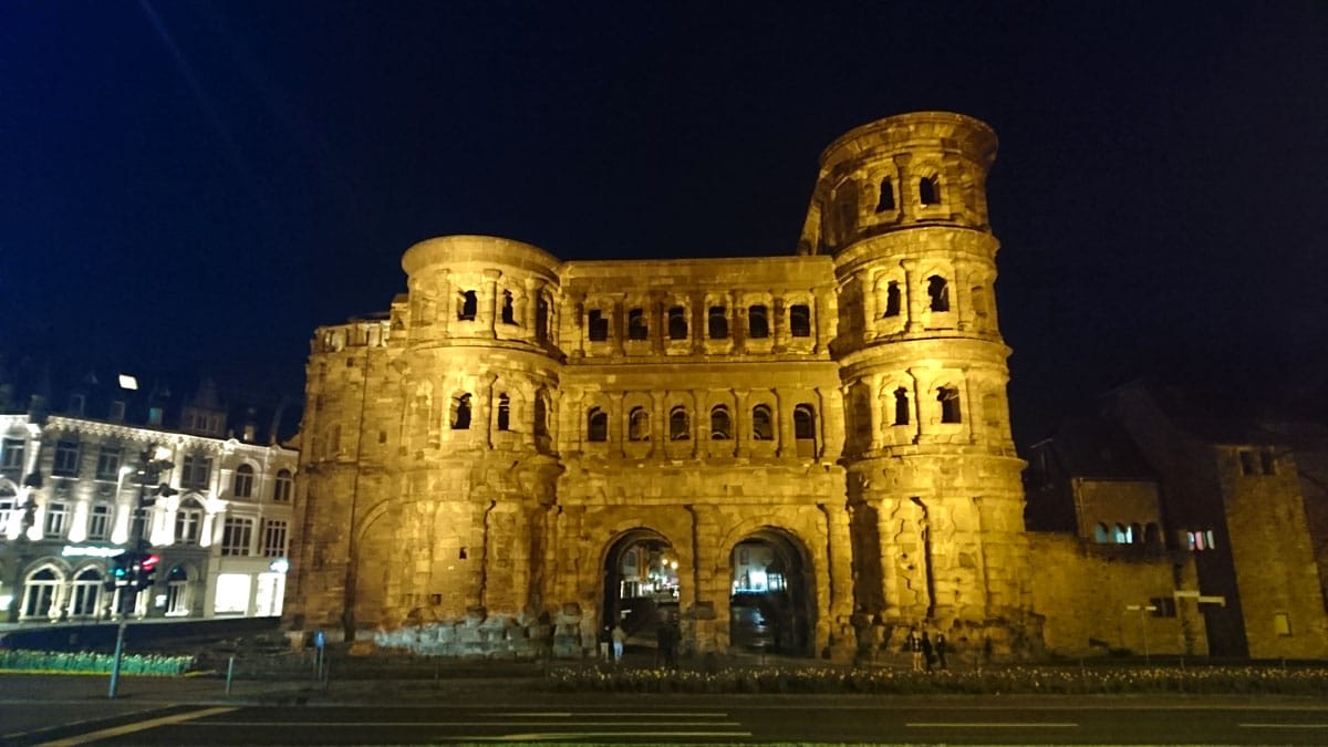 trier-sehenswuerdigkeiten-porta-nigra-abend