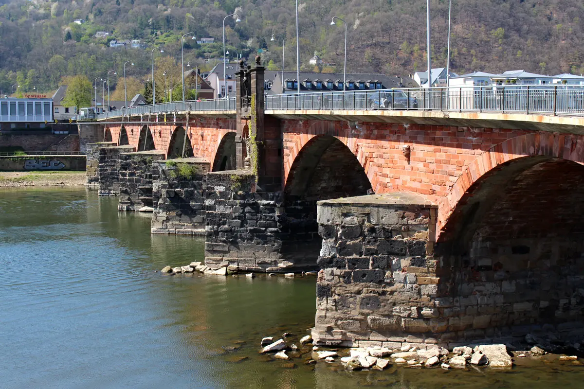 trier-sehenswuerdigkeiten-roemerbruecke-pfeiler" width="1200" height="800" srcset="https://www.nicolos-reiseblog.de/wp-content/uploads/2019/12/trier-sehenswuerdigkeiten-roemerbruecke-pfeiler.jpg 1200w, https://www.nicolos-reiseblog.de/wp-content/uploads/2019/12/trier-sehenswuerdigkeiten-roemerbruecke-pfeiler-300x200.jpg 300w, https://www.nicolos-reiseblog.de/wp-content/uploads/2019/12/trier-sehenswuerdigkeiten-roemerbruecke-pfeiler-1024x683.jpg 1024w" sizes="(max-width: 1200px) 100vw, 1200px"/></noscript></p>
<hr/>
<h2>Dauer der Besichtigung des UNESCO Welterbes in Trier</h2>
<p>Insgesamt sind es ca. fünf Kilometer zu Fuß. Wenn Du an jeder Trier Sehenswürdigkeit 30 Minuten verbringst, dann bist Du ungefähr fünf Stunden unterwegs. Du bist dann aber noch nicht Mittagessen gewesen oder hast in einem Café verweilt. Die Besichtigung des UNESCO Welterbes ist also auf jeden Fall ein Tagesprogramm.</p>
<hr/>
<h2>Addon: Igeler Säule</h2>
<p>Und jetzt warst Du noch nicht bei der Igeler Säule. Ich aber auch nicht, da ich nicht mit dem Auto in Trier war. Die Säule liegt nämlich 14 Kilometer außerhalb von Trier. Vom Hauptbahnhof in Trier fährt aber eine Regionalbahn dorthin.</p>
<p>Die Igeler Säule hat weniger mit einem Igel zu, als vielmehr mit der Gemeinde Igel im Landkreis Trier. Ja, es gibt eine Gemeinde mit dem Namen Igel. Und genau in dieser Gemeinde steht diese Säule: die Igeler Säule.</p>
<p><span style=