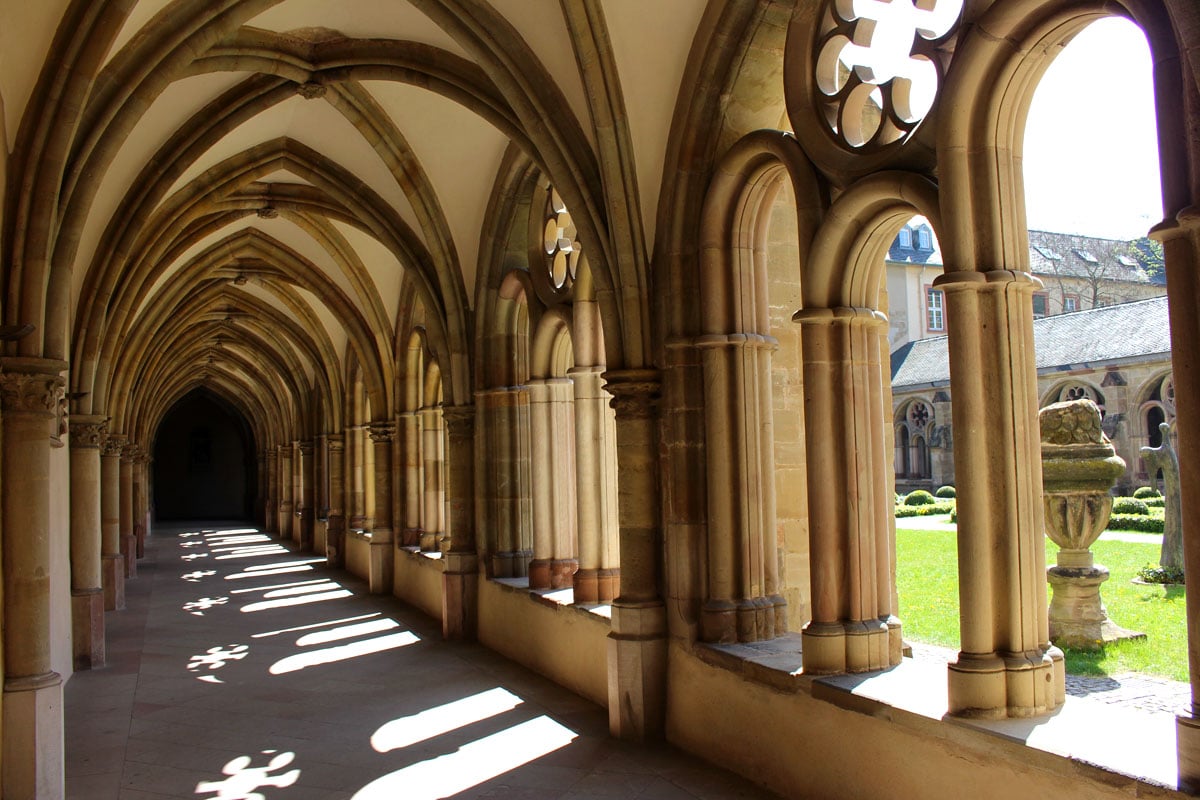 trier-sight-trier-dom-cloister "width =" 1200 "height =" 800 "srcset =" https://www.nicolos-reiseblog.de/wp-content/uploads/2019/12/trier-sehenswuerdigkeits-trier -dom-kreuzgang.jpg 1200w, https://www.nicolos-reiseblog.de/wp-content/uploads/2019/12/trier-sehenswuerdigkeits-trier-dom-kreuzgang-300x200.jpg 300w, https: // www .nicolos-reiseblog.de / wp-content / uploads / 2019/12 / trier-sight-trier-dom-cloister-1024x683.jpg 1024w "sizes =" (max-width: 1200px) 100vw, 1200px "/></noscript></p>
<hr/>
<h2>3 | Kerk van Onze-Lieve-Vrouw</h2>
<p>Er zijn veel kerken de moeite waard om te zien in Trier. Daarom volgt direct na de kathedraal het volgende kerkgebouw, een van mijn topattracties in Trier: de Liebfrauenkirche.</p>
<p><span style=