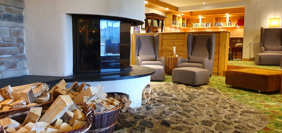 Hotel-Oberstorf-loungebereich-kamin