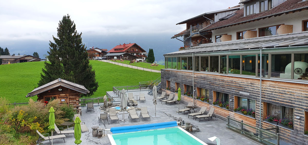 Hotel-Oberstorf-wellness-aussenpool